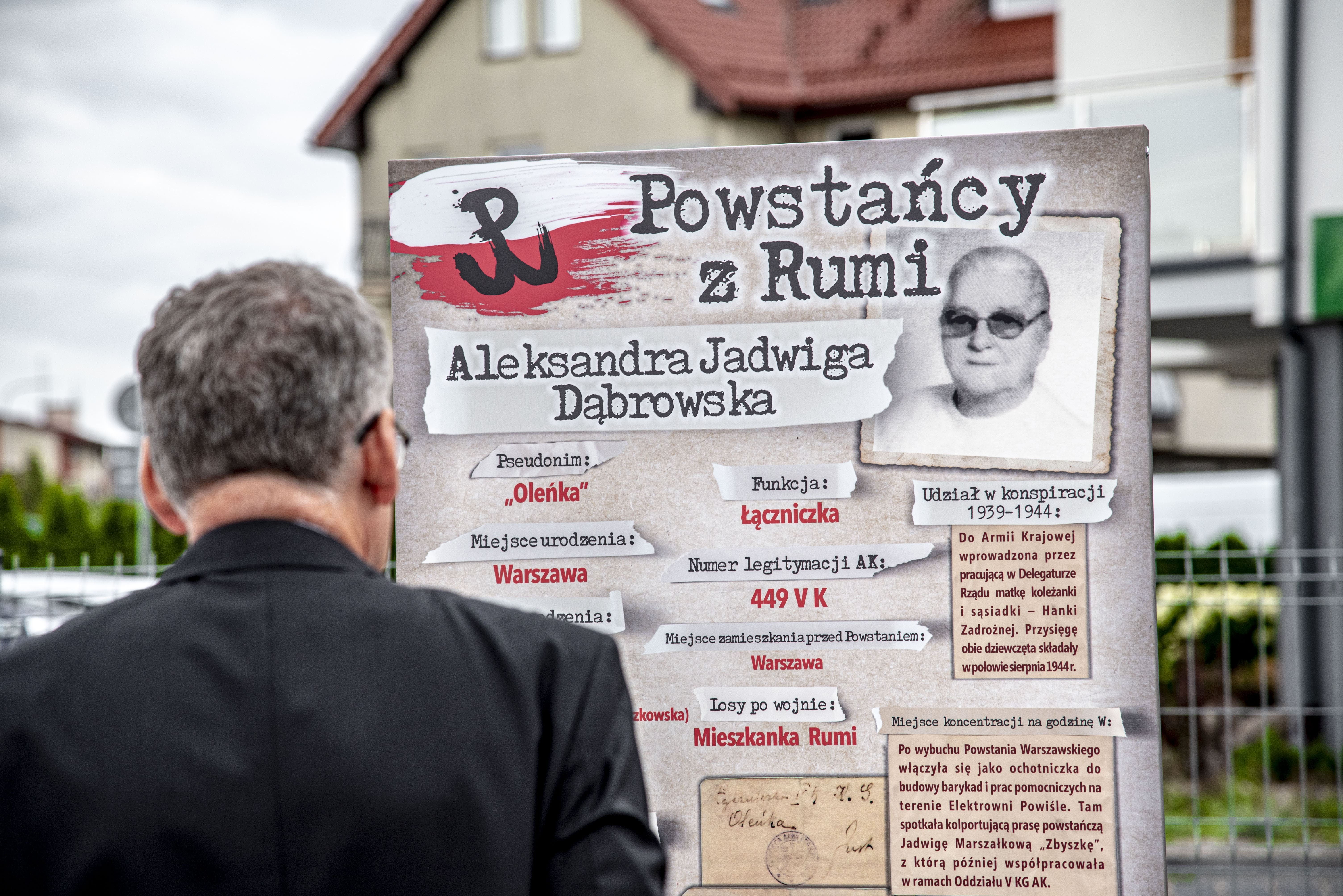 Tablica upamiętniająca rumskich Powstańców, która jest zlokalizowana przy rondzie Armii Krajowej (skrzyżowanie ulic Żwirki i Wigury oraz Ceynowy)