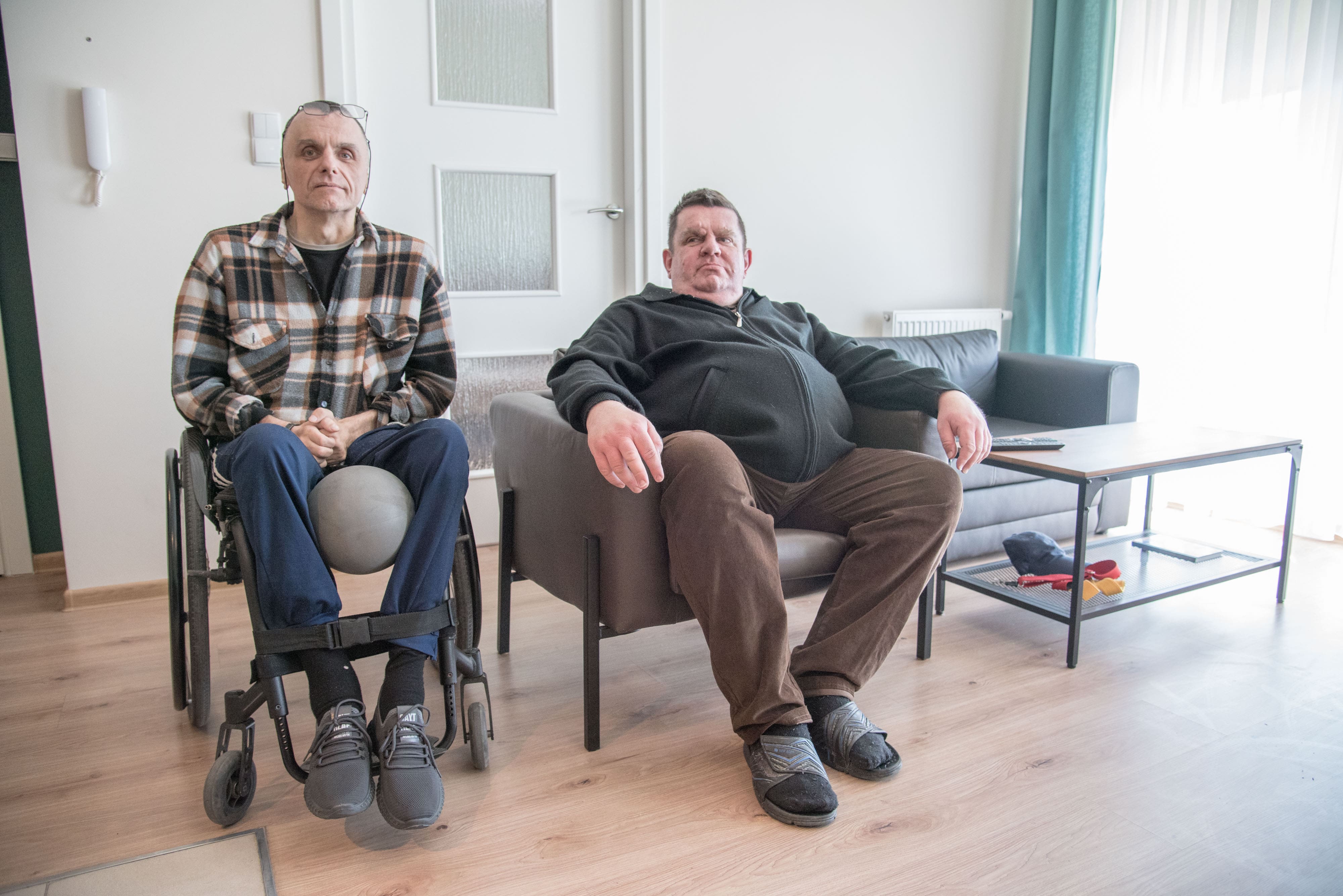 Bracia Stanisław i Grzegorz w nowym mieszkaniu komunalnym