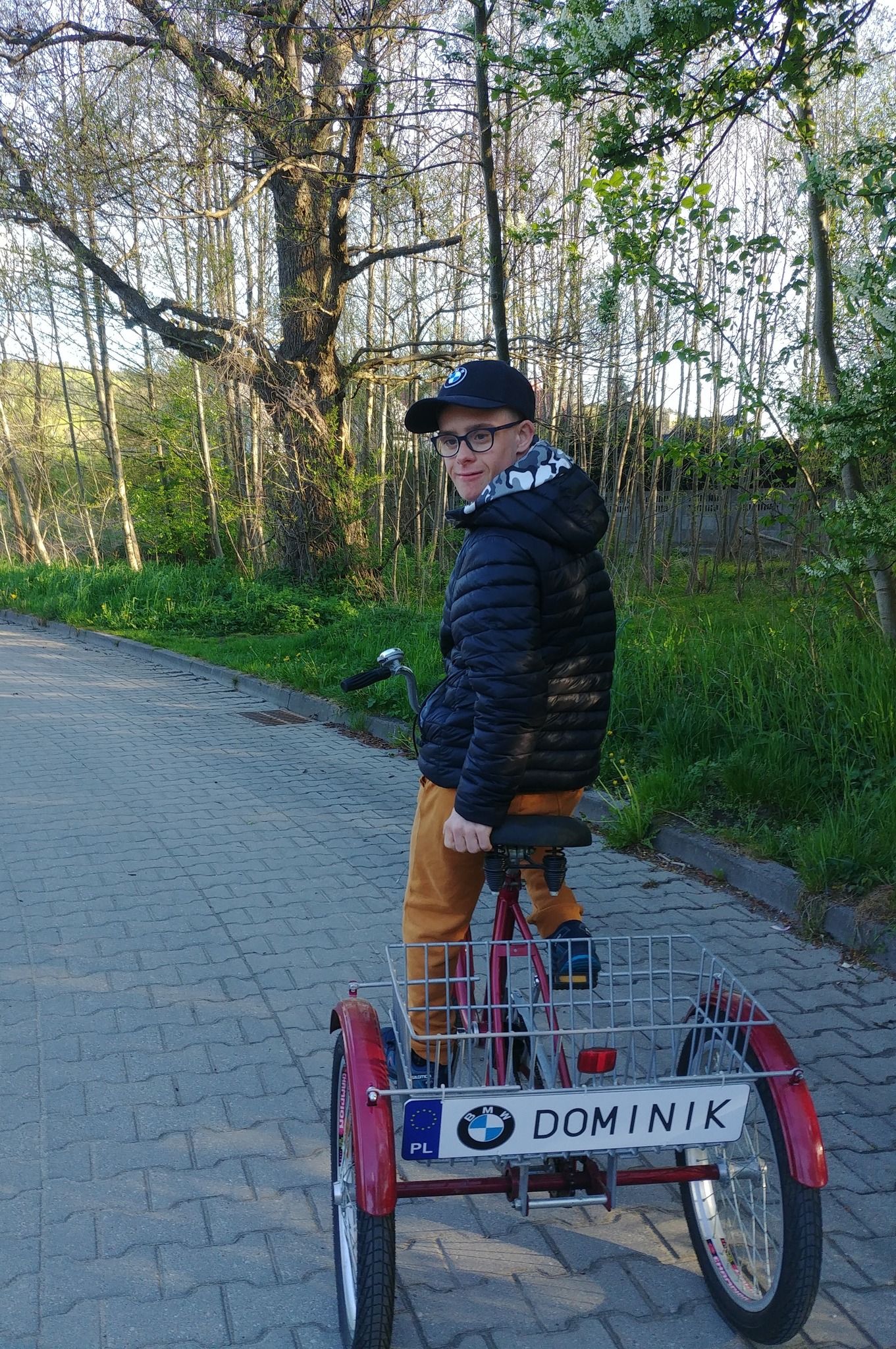 Dominik na rowerze ze spersonalizowaną tablicą rejestracyjną