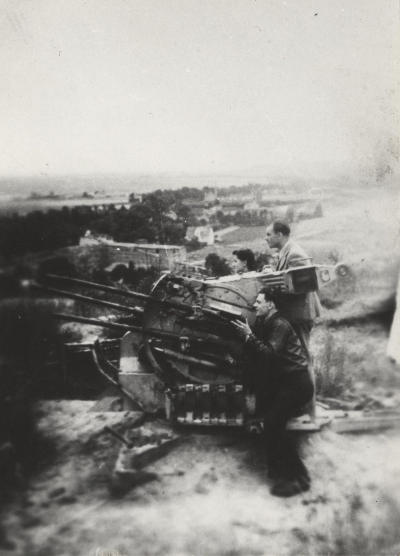 Mieszkańcy Rumi na Górze Markowca w 1946 roku, przy działku Flakvierling 38, na zdjęciu widoczna jest opisywana luneta