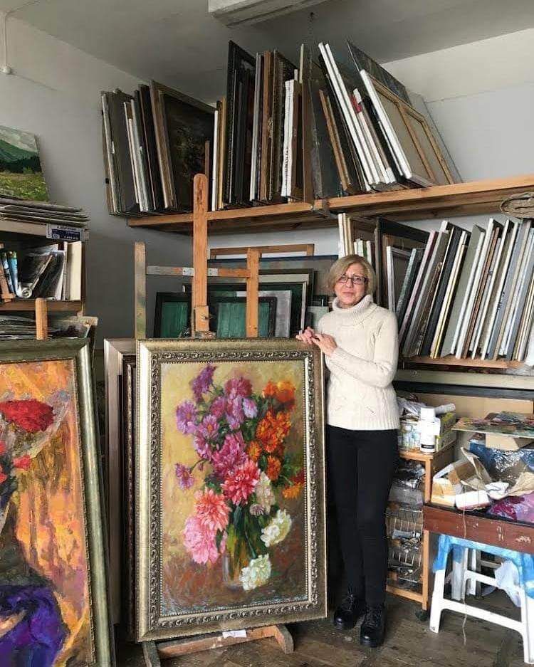 Ludmiła Lavrova z namalowanym przez siebie obrazem – fot. archiwum rodzinne