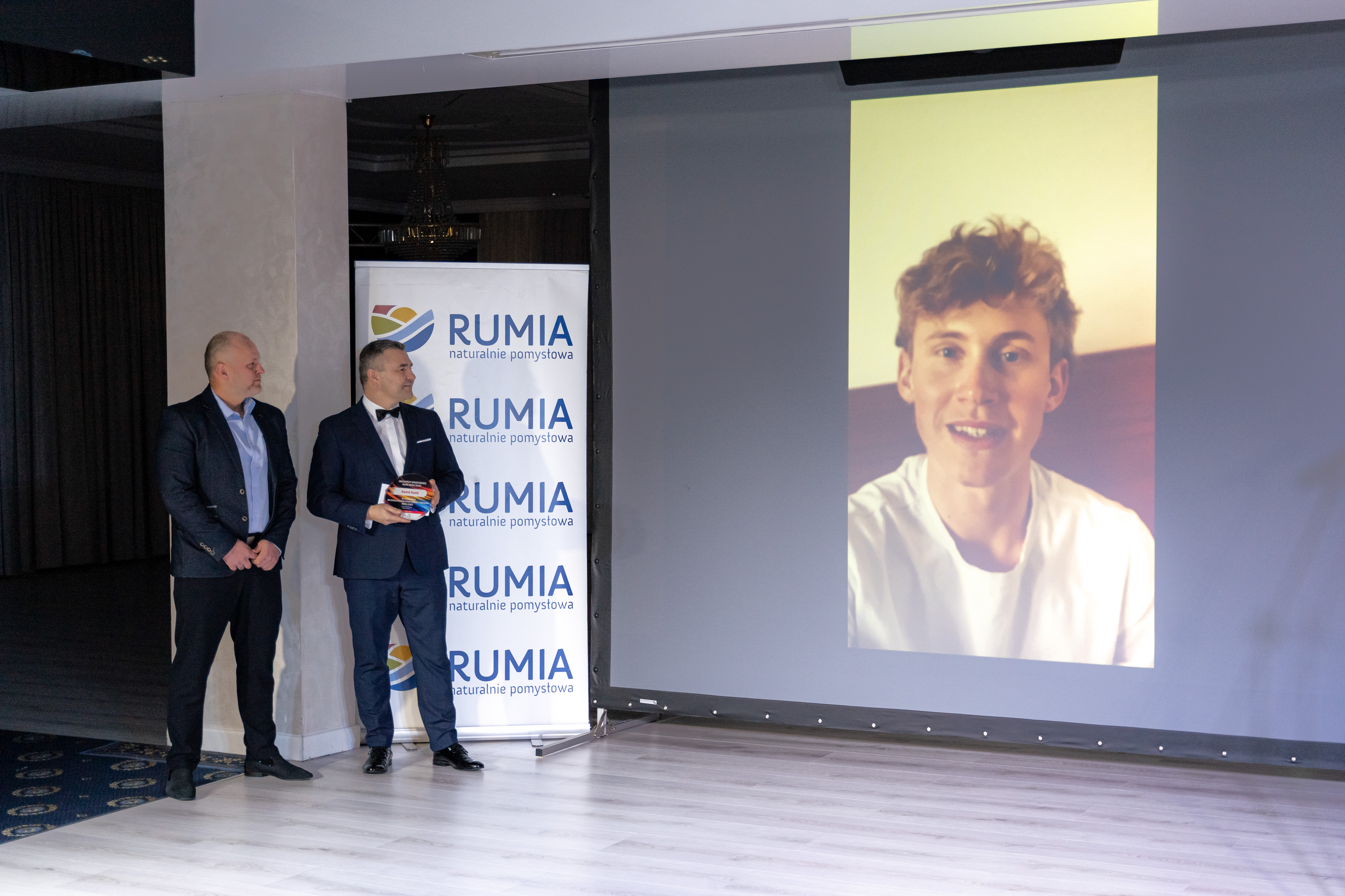 Sportowiec roku, Kamil Kulik (na ekranie) przesłał podziękowania dla organizatorów ze zgrupowania w Hiszpanii