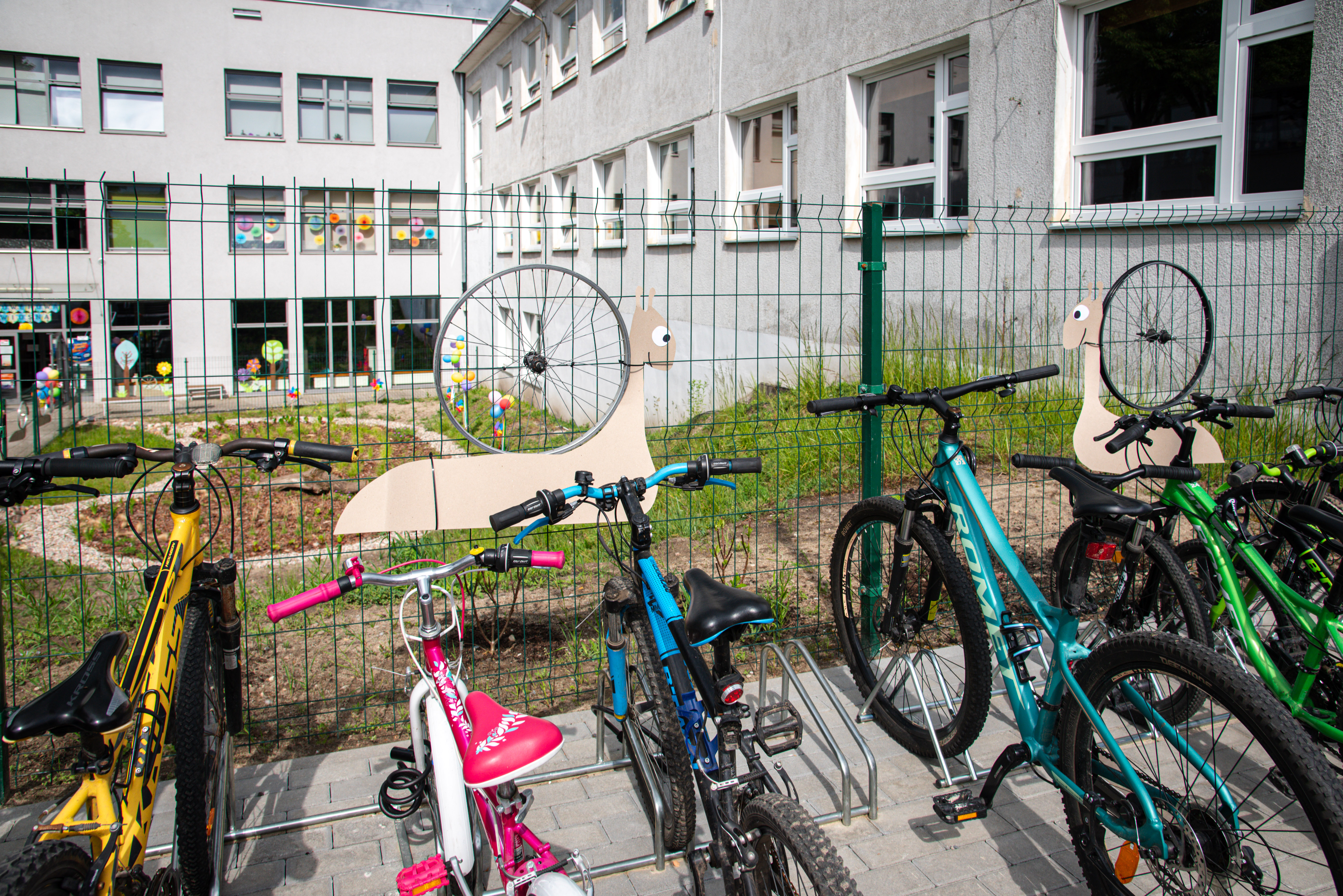 Rowery i dekoracje znajdujące się na ogrodzeniu Jedynki nawiązujące do miejskiej kampanii „Rowerowa Wiosna”