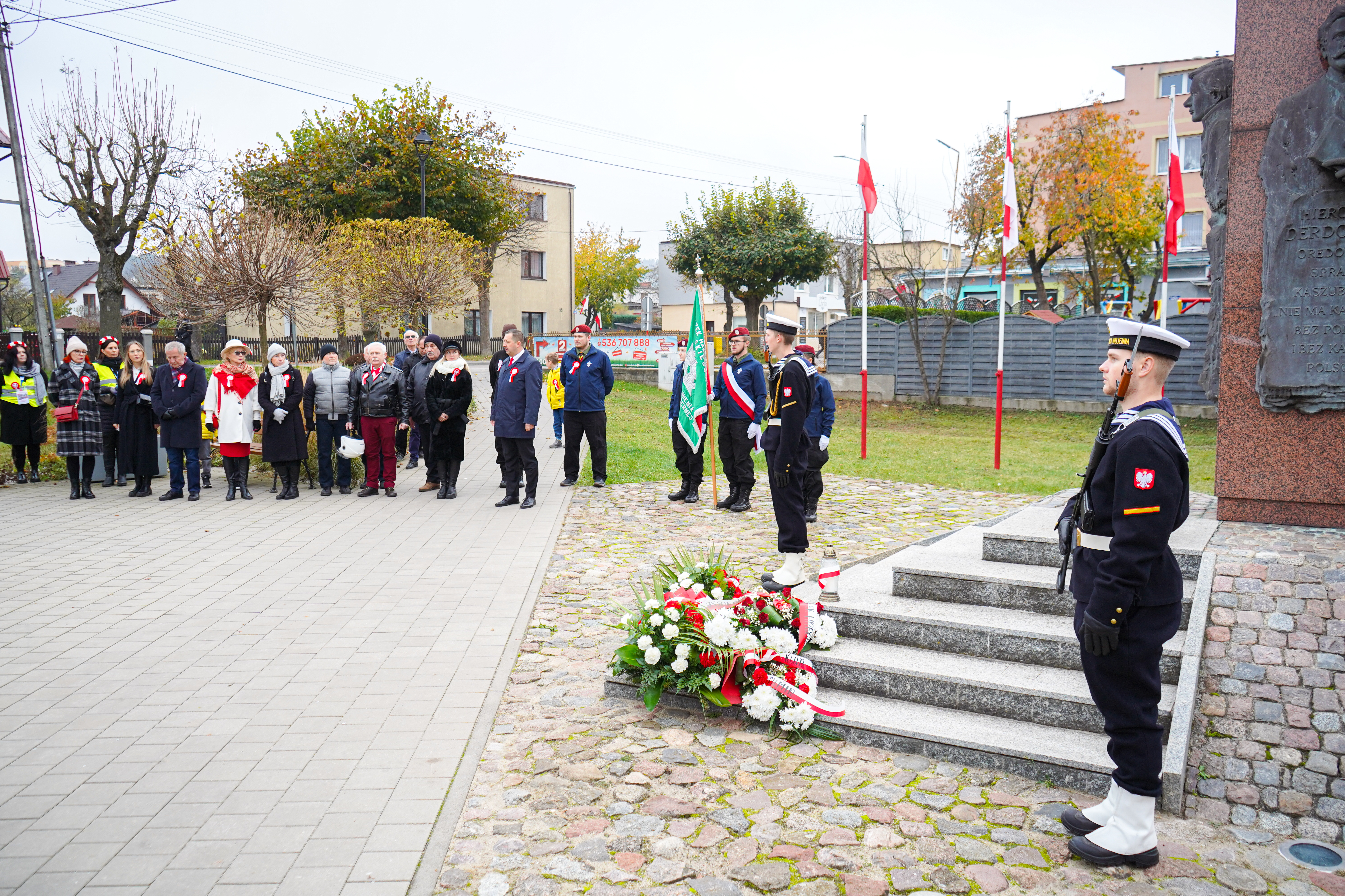 Uroczyste złożenie kwiatów oraz zniczy pod pomnikiem H. Derdowskiego i J. Wybickiego