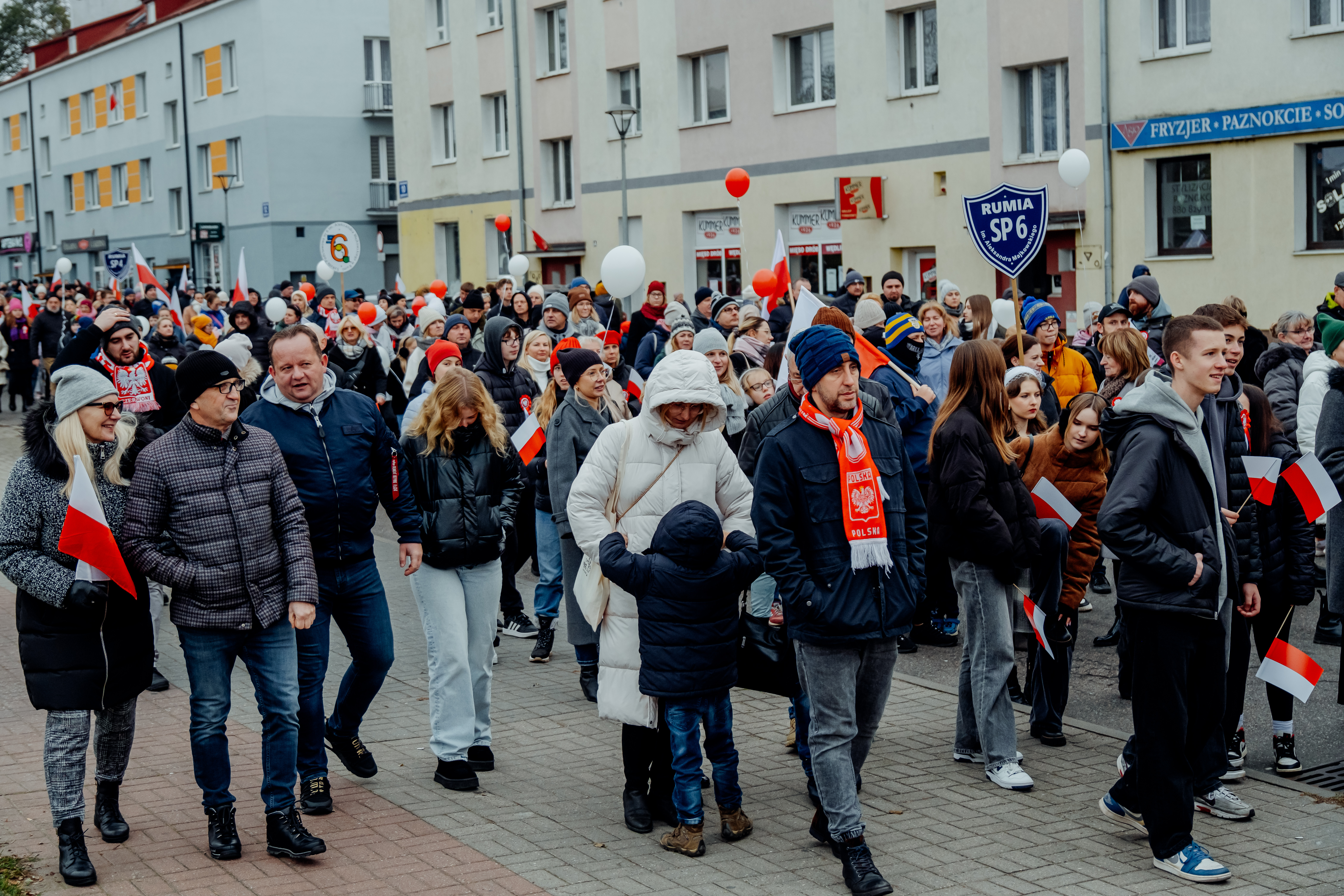 Tłumy zgromadzone na ul. Dąbrowskiego