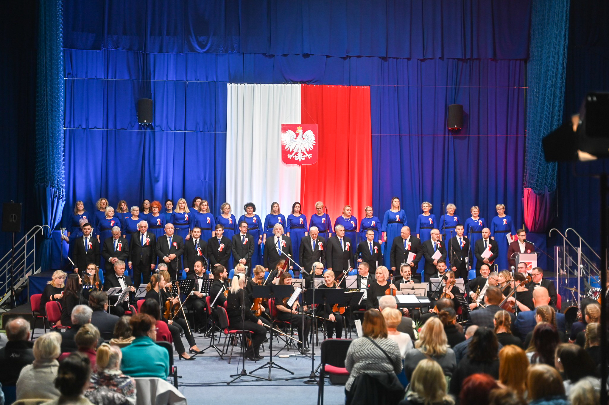 Na scenie Zespół Śpiewaczy wraz z orkiestrą 