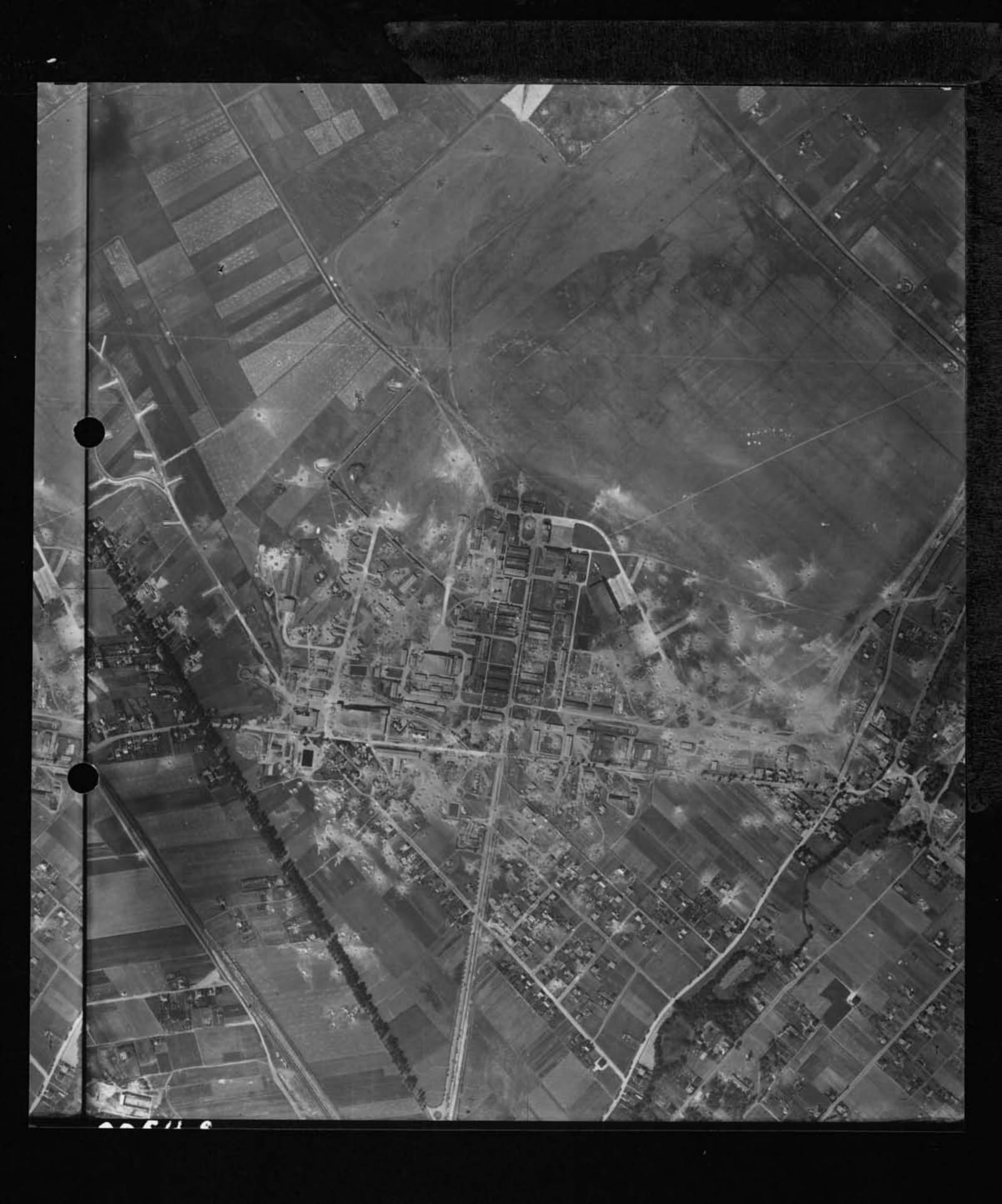Lotnisko w Rumi po zakończeniu alianckiego bombardowania 6 sierpnia 1944 r., fot. Frantic Mission Report