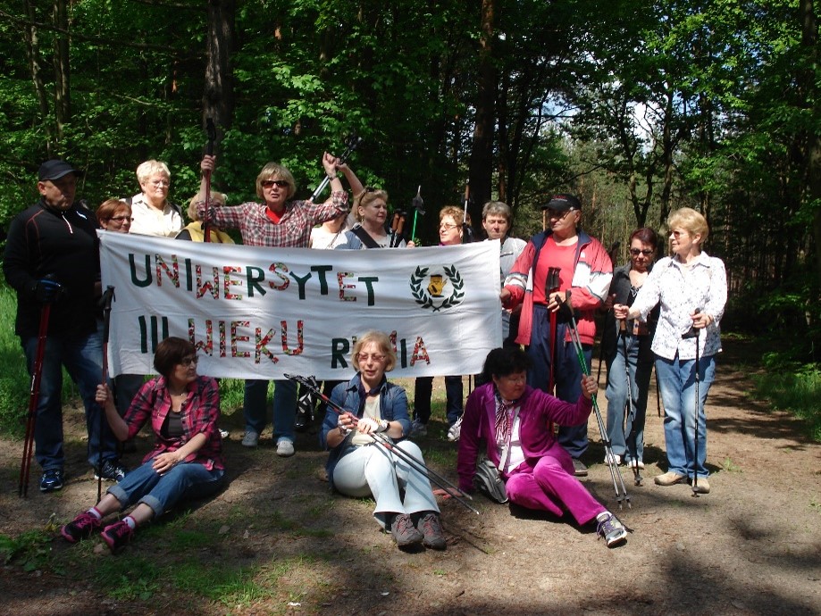 Seniorzy z RUTW podczas marszu nordic walking
