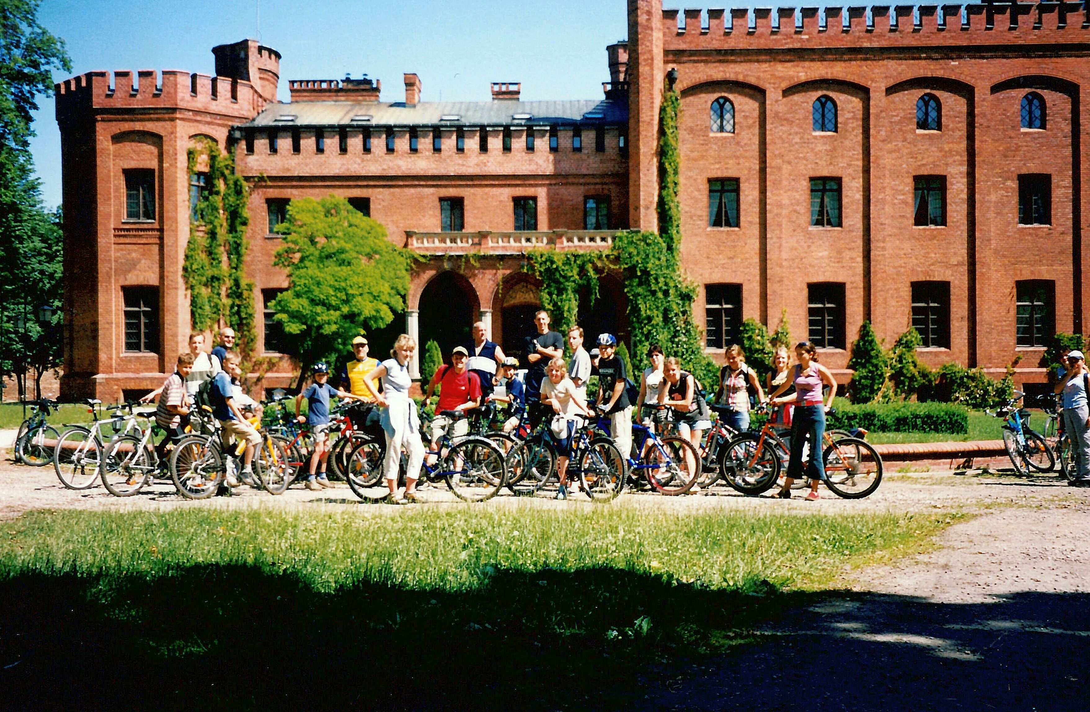 Szprychy podczas wycieczki, przed hotelem Jan III Sobieski w Rzucewie, 2003 rok