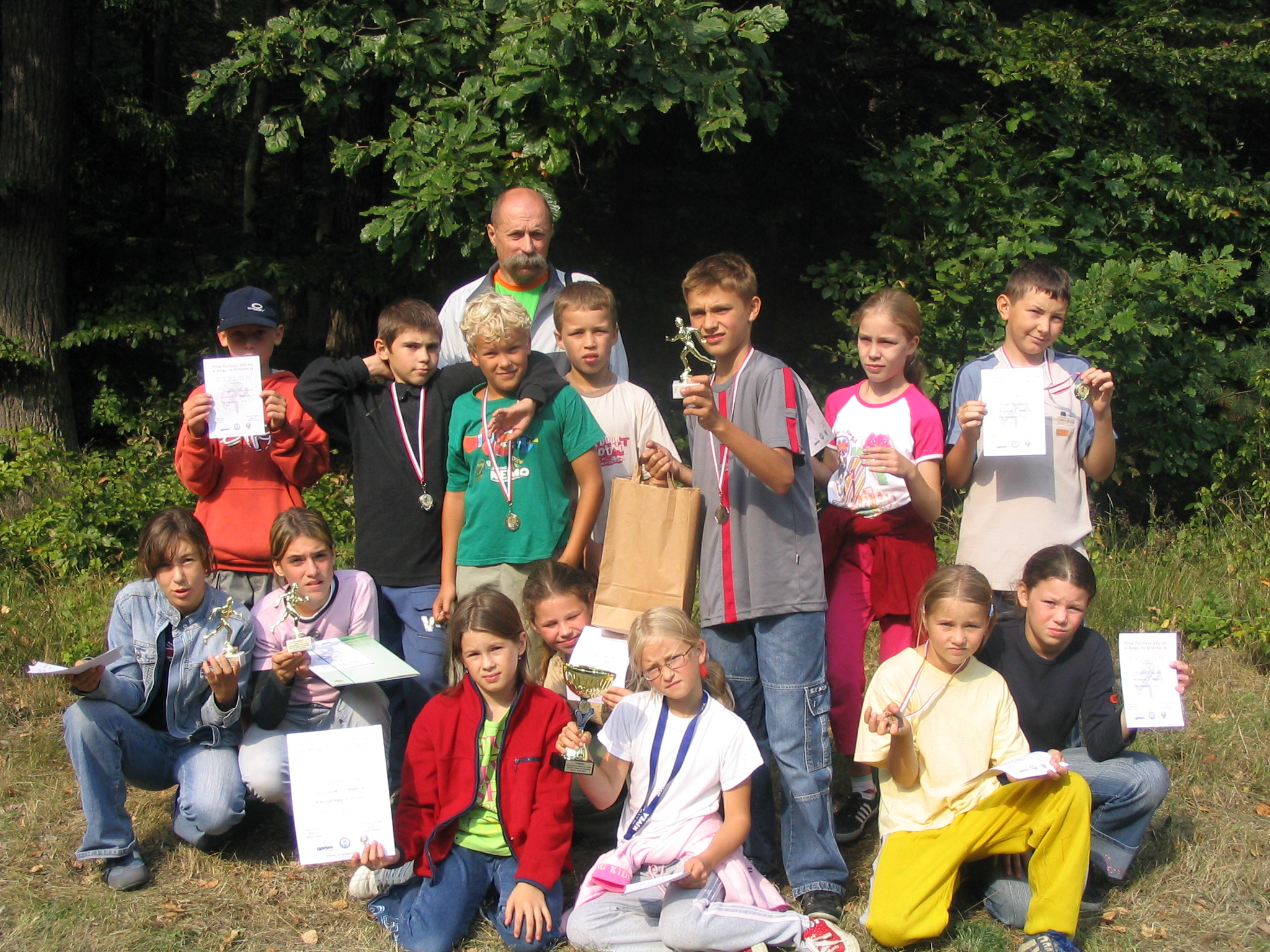 Benedykt Król z zawodnikami, wśród nich Robert Niewiedziała, 2005 rok