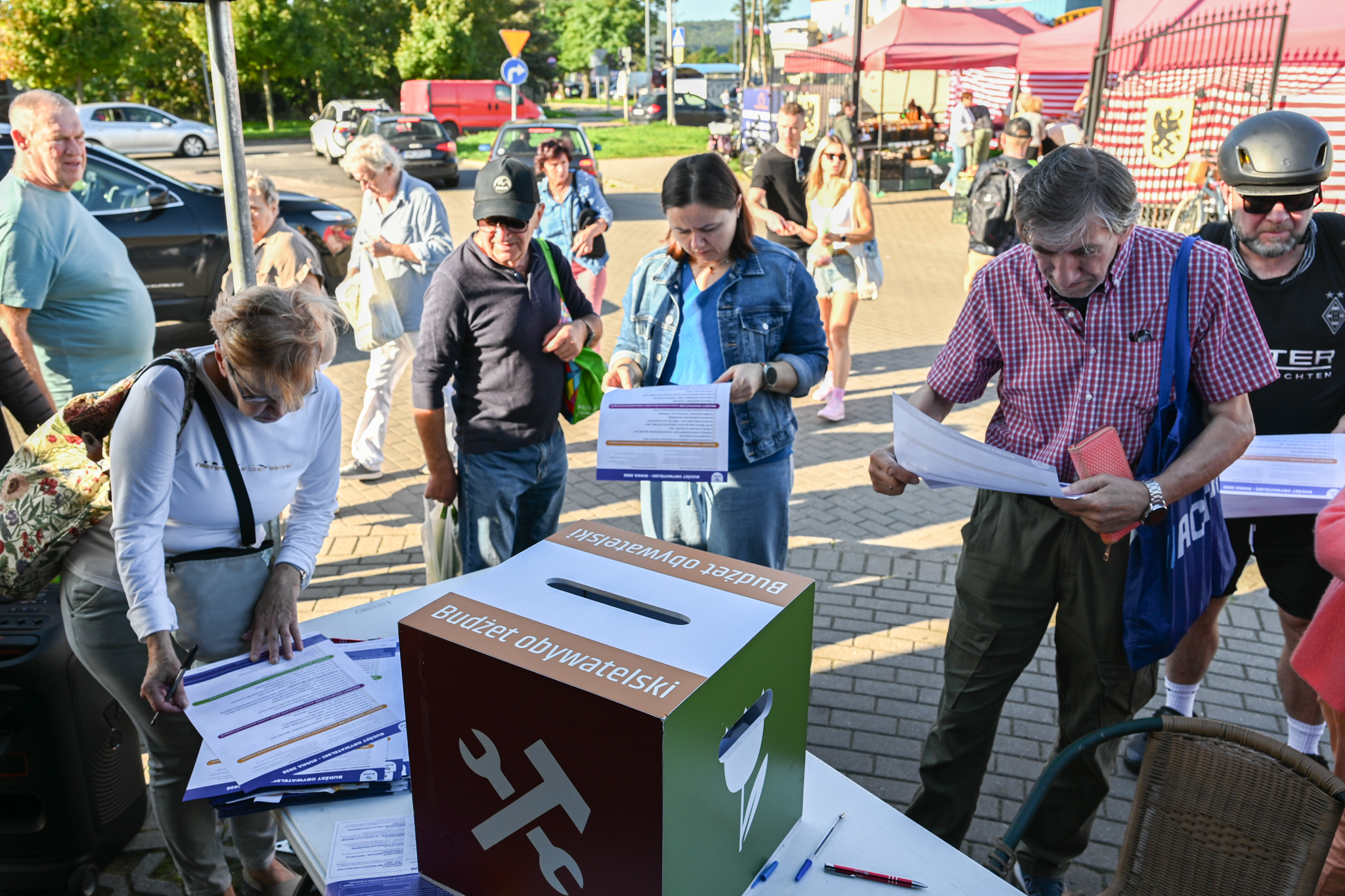 Mieszkańcy wypełniający karty do głosowania