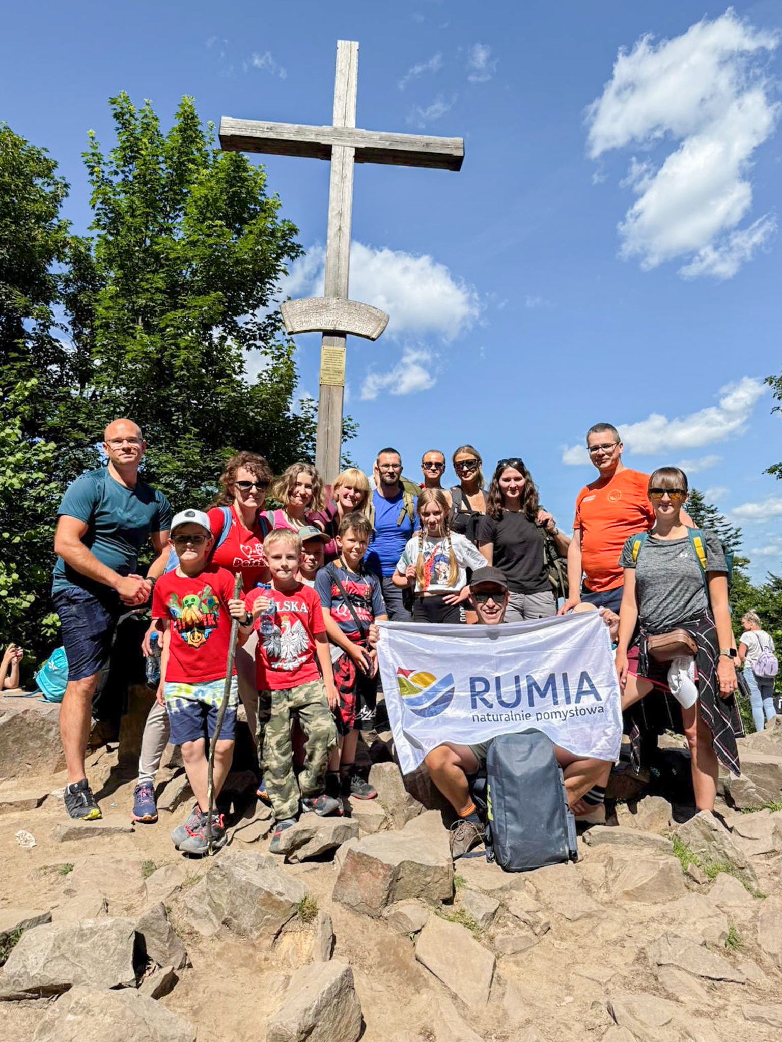 Uczestnicy akcji z flagą Rumi