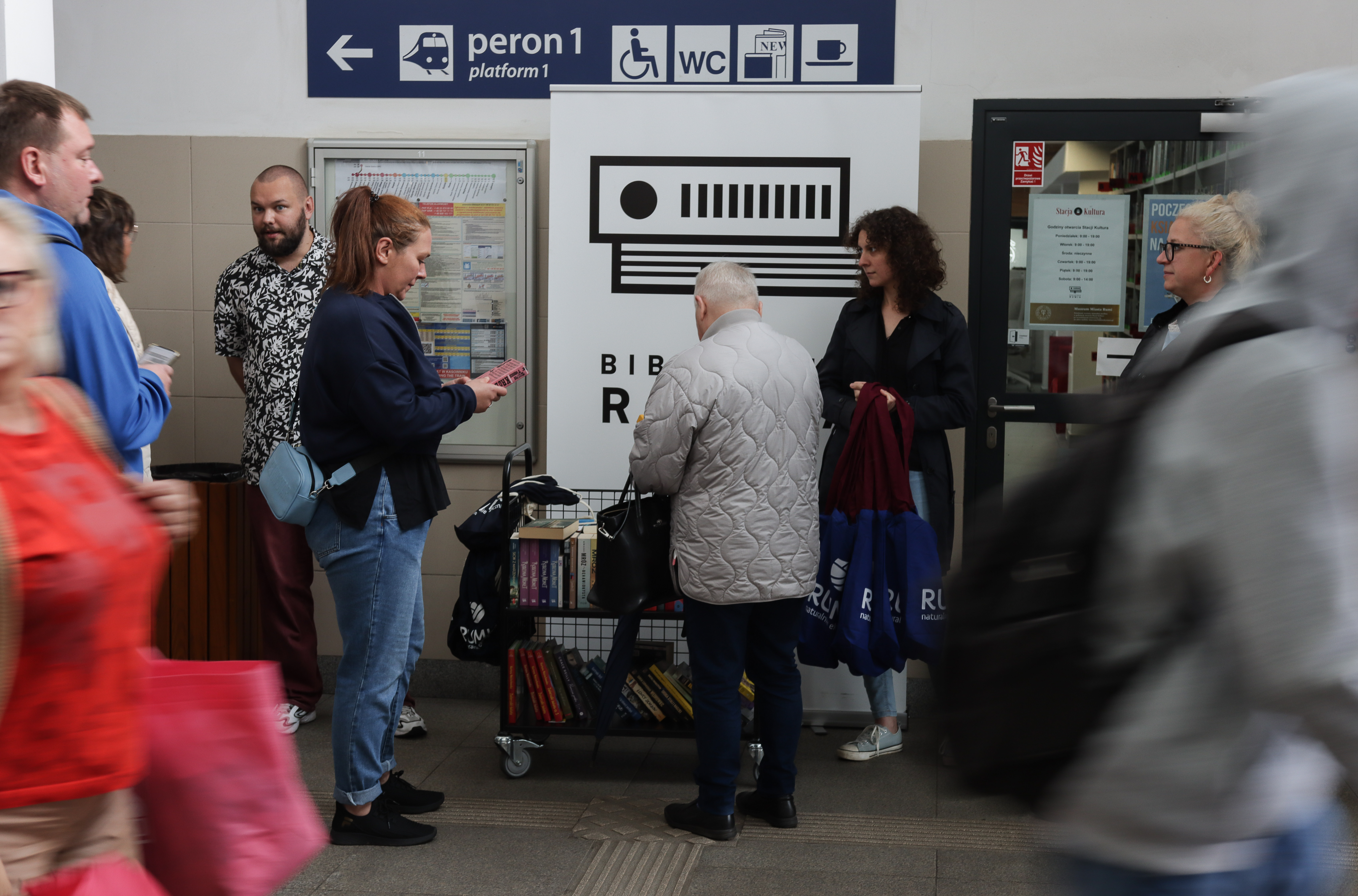 Bibliotekarze wydający książki pasażerom