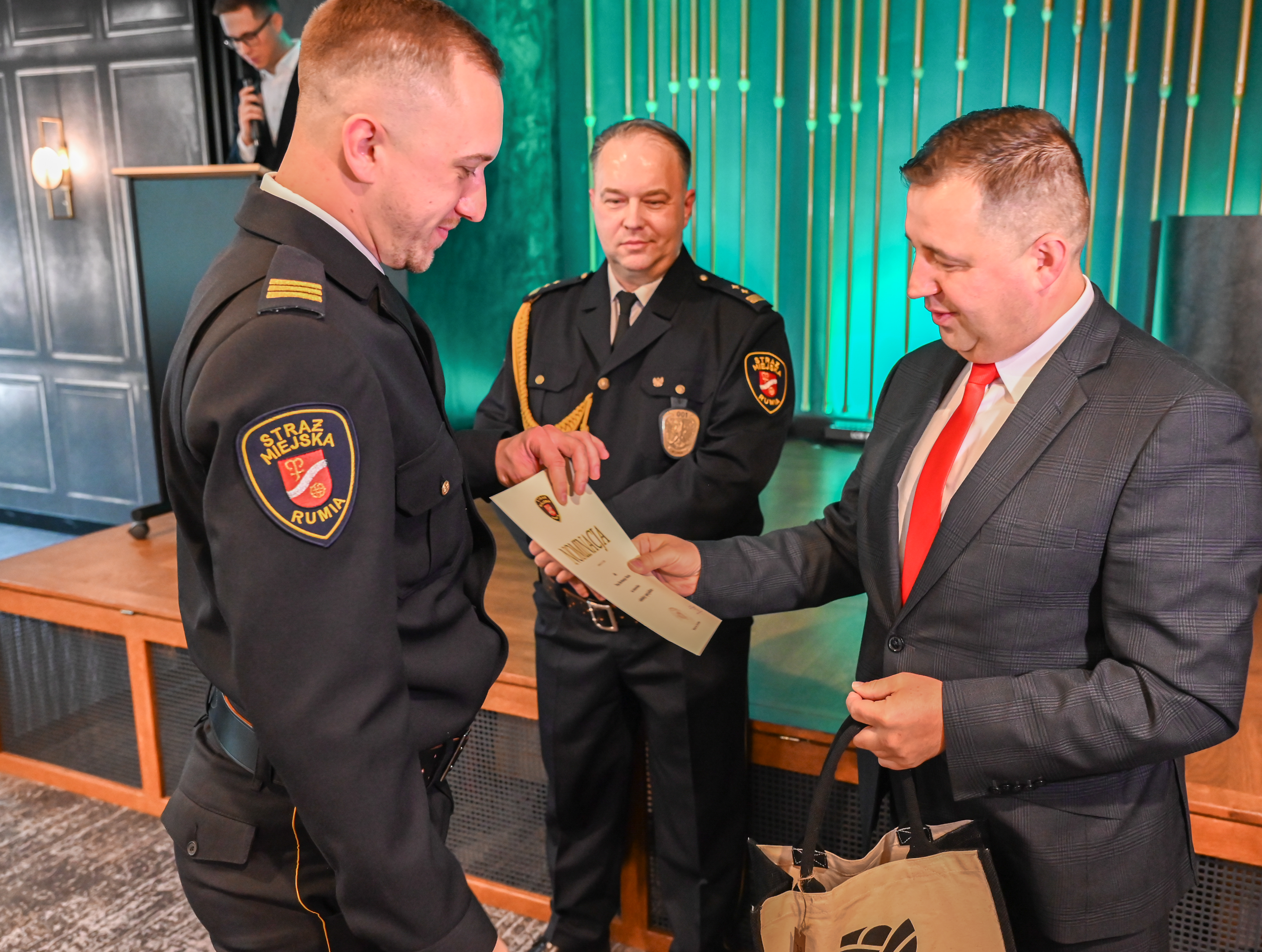 Z rąk wiceburmistrza i komendanta awans na stanowisko młodszego specjalisty otrzymał Bartłomiej Mach