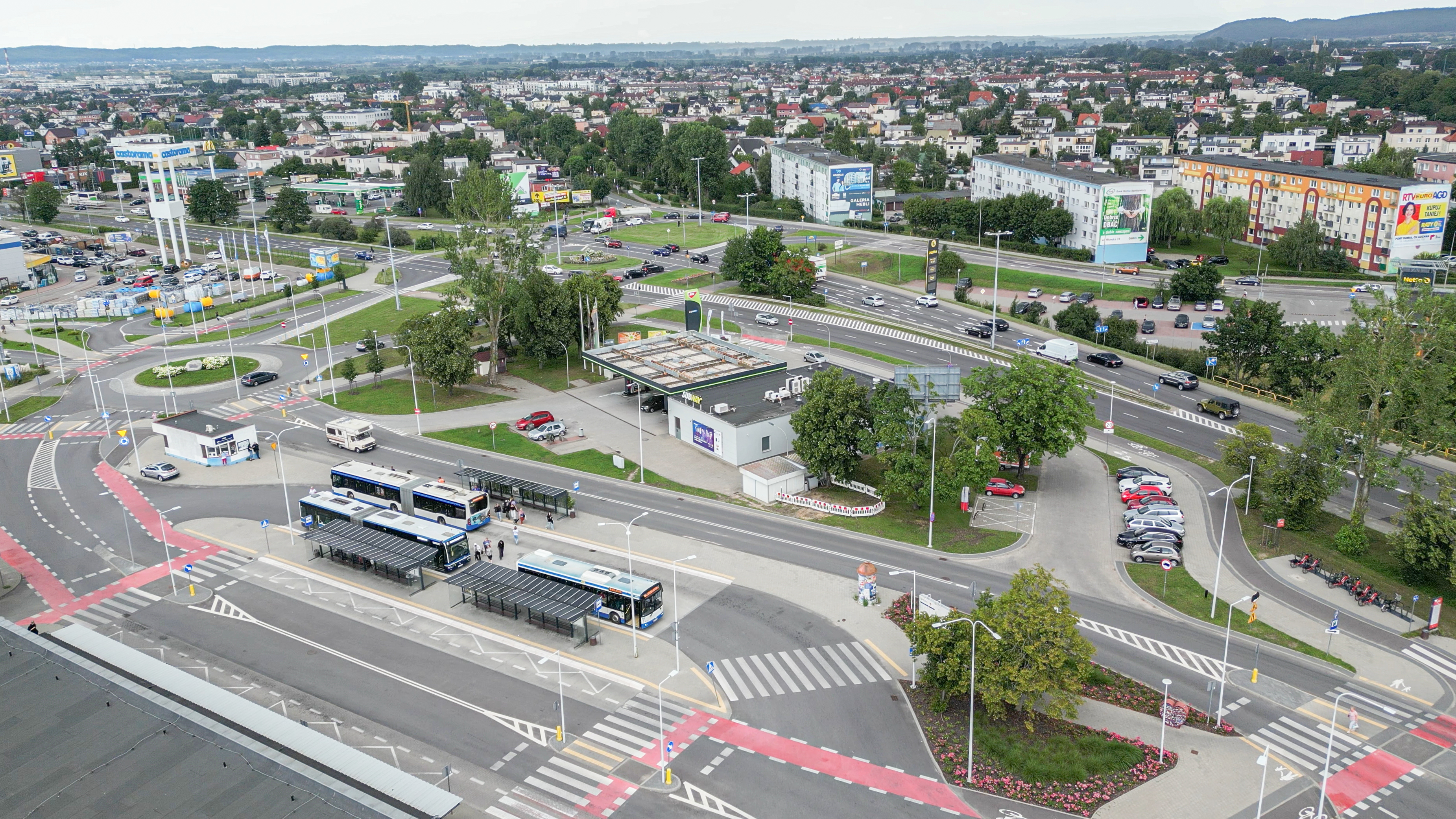 Przy dworcu głównym, od strony ul. Starowiejskiej, powstanie piętrowy parking na około 160 pojazdów, o powierzchni 3600 m2 i wysokości do 18 m, z systemem monitorowania zajętości miejsc