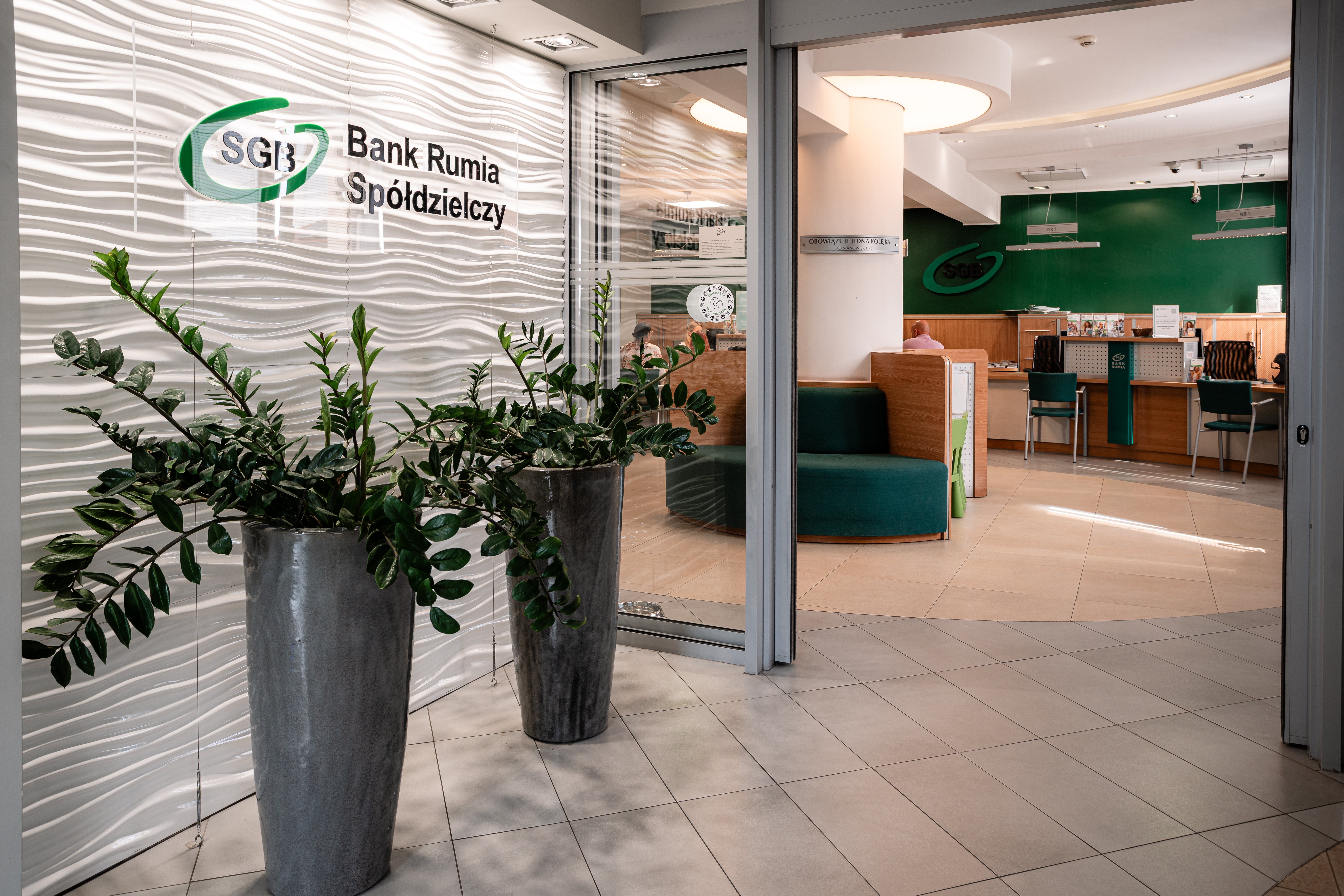 Sala obsługi klientów w rumskim banku