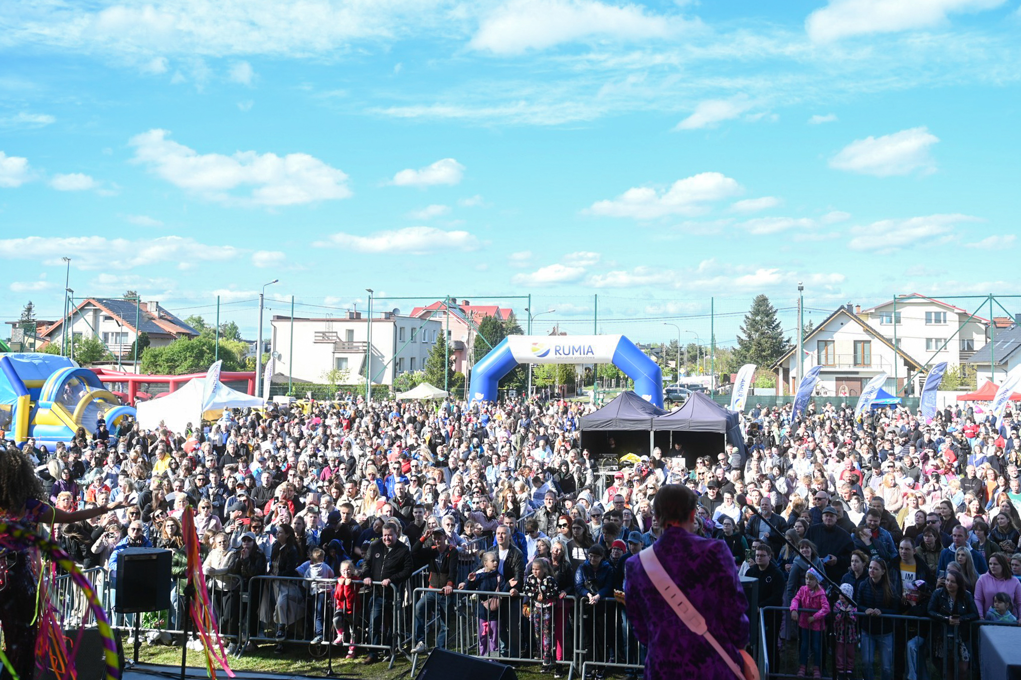 Tłumy zgromadzone pod sceną