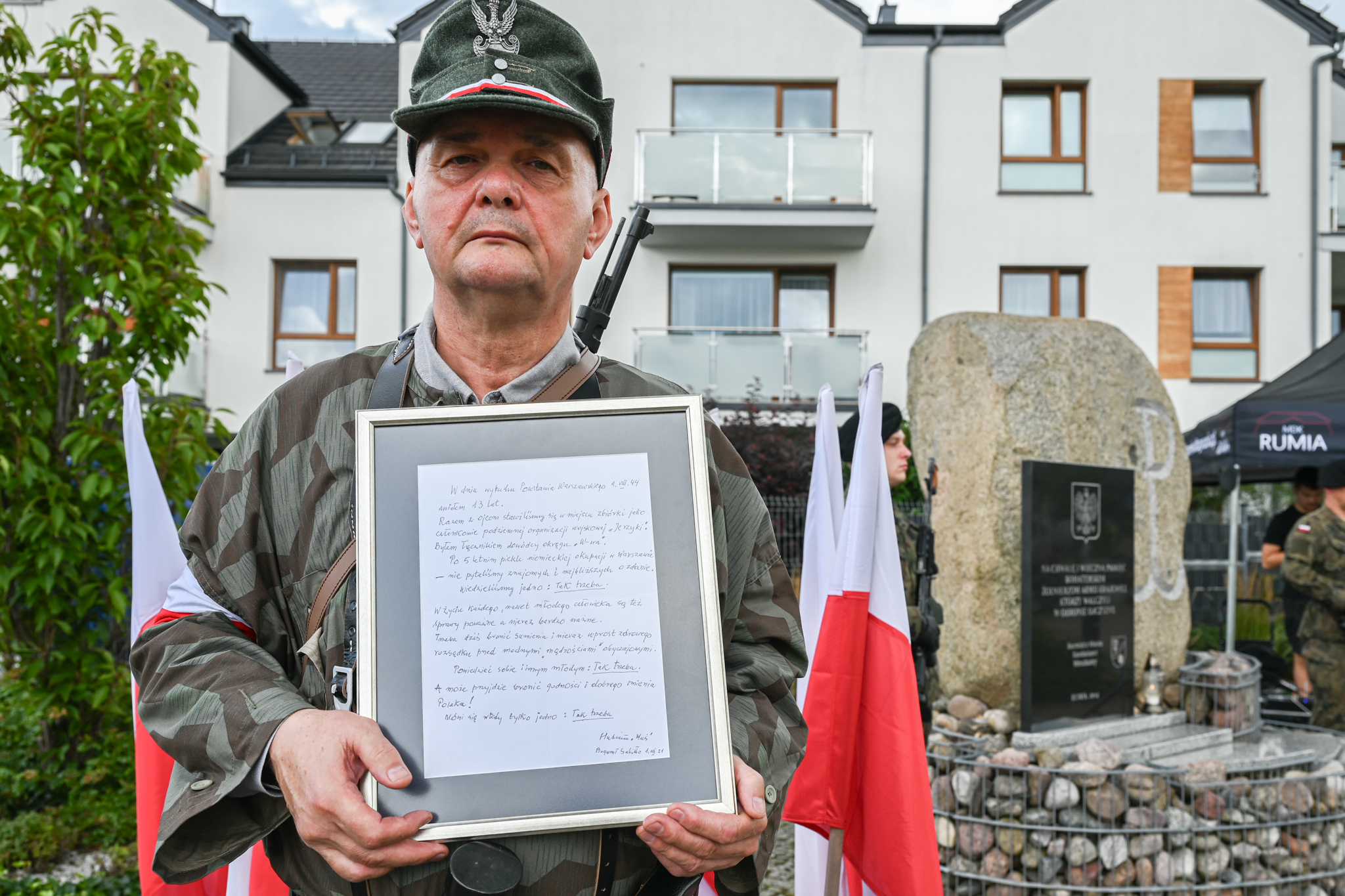 Mirosław Nowak trzymający oprawiony list napisany przez Bogumiła Sabiłłę