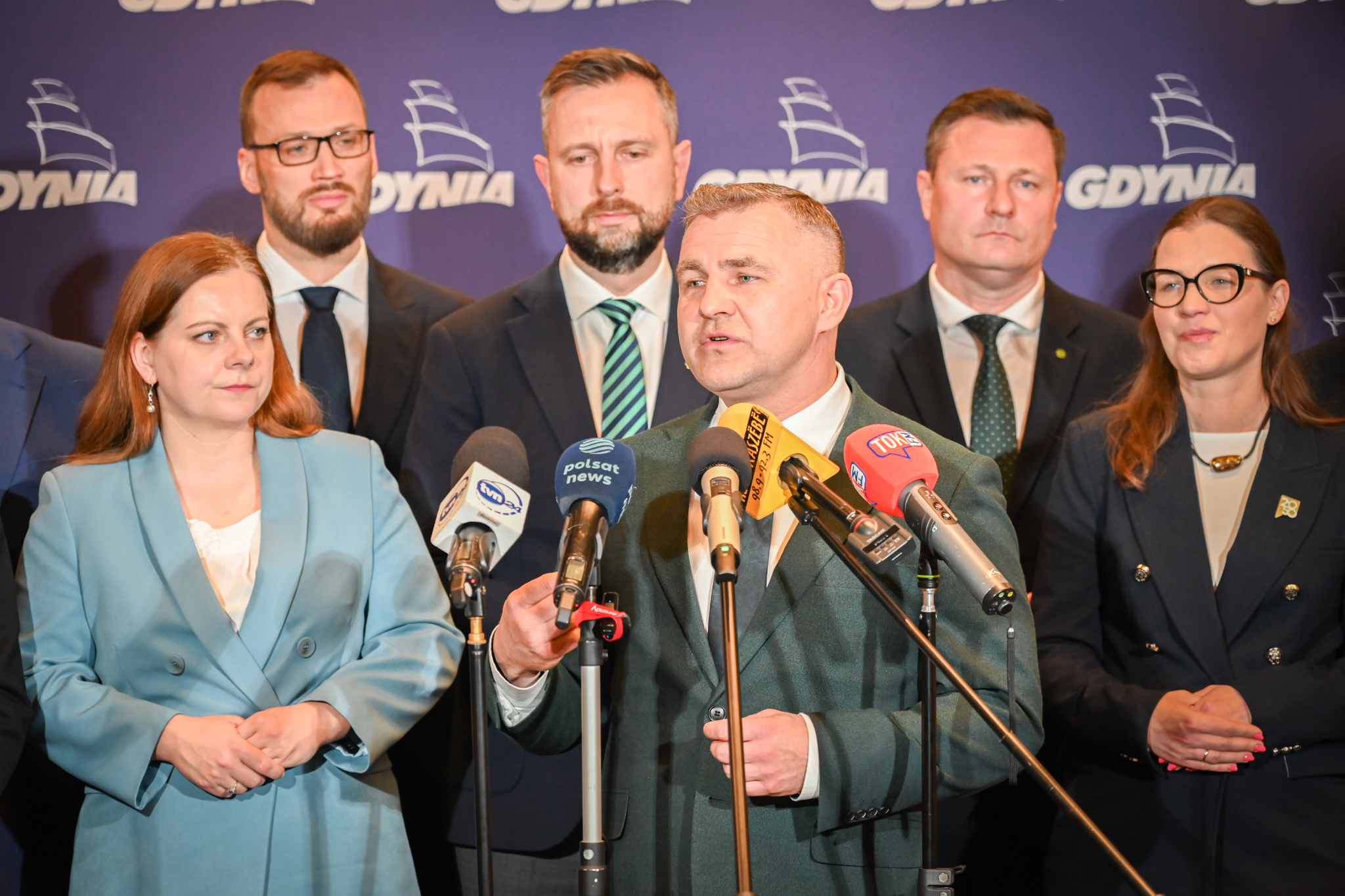 Burmistrz Rumi Michał Pasieczny podczas konferencji prasowej