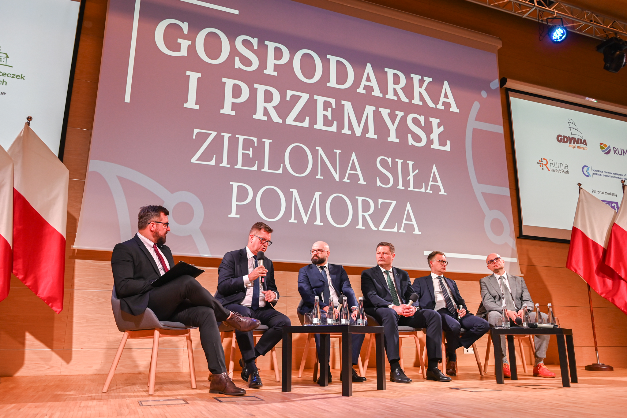Uczestnicy panelu rozmawiają o gospodarce i przemyśle na Pomorzu