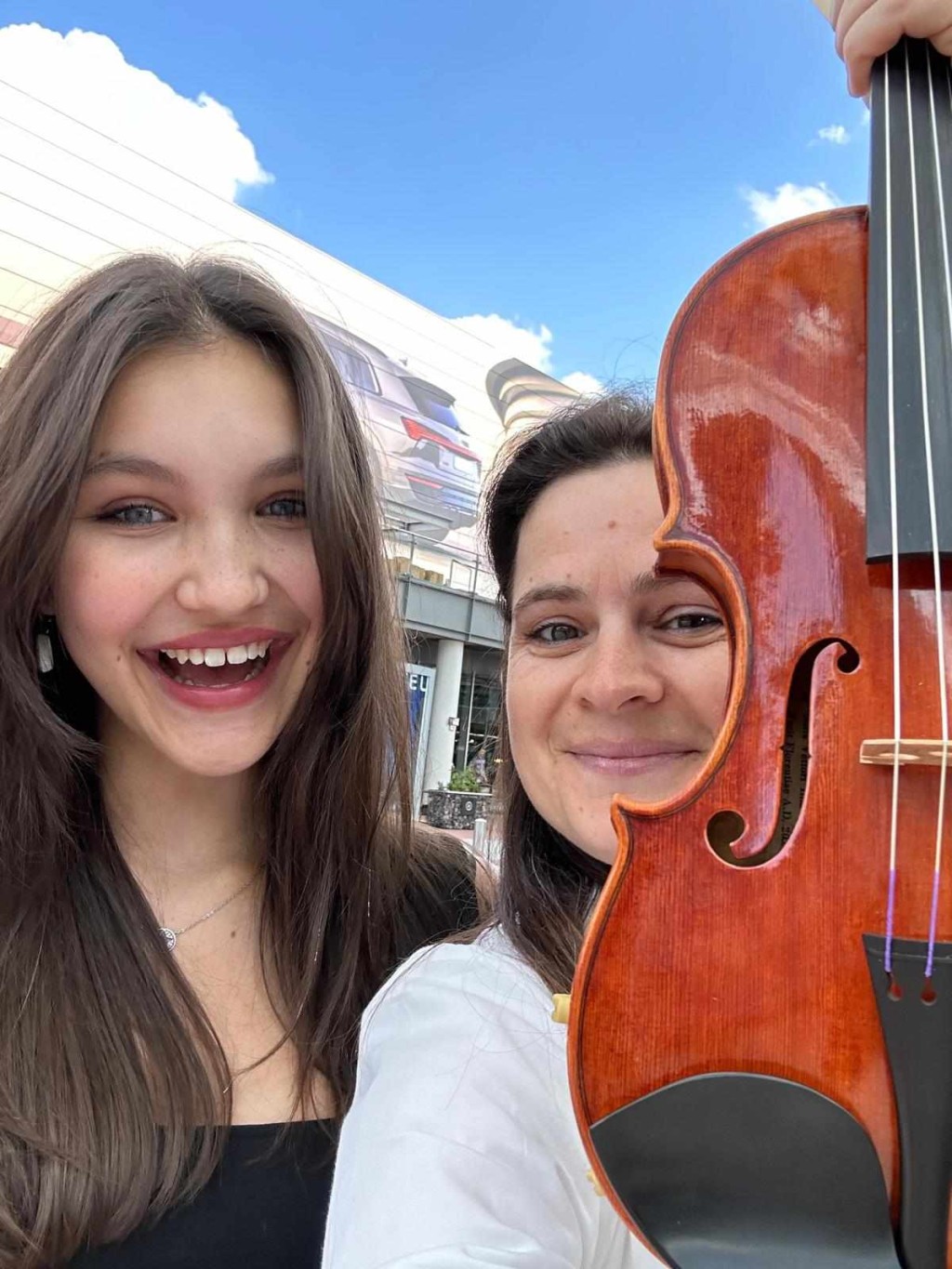 Julia Majewska i Sofia Vettori z wykonanymi dla rumianki skrzypcami