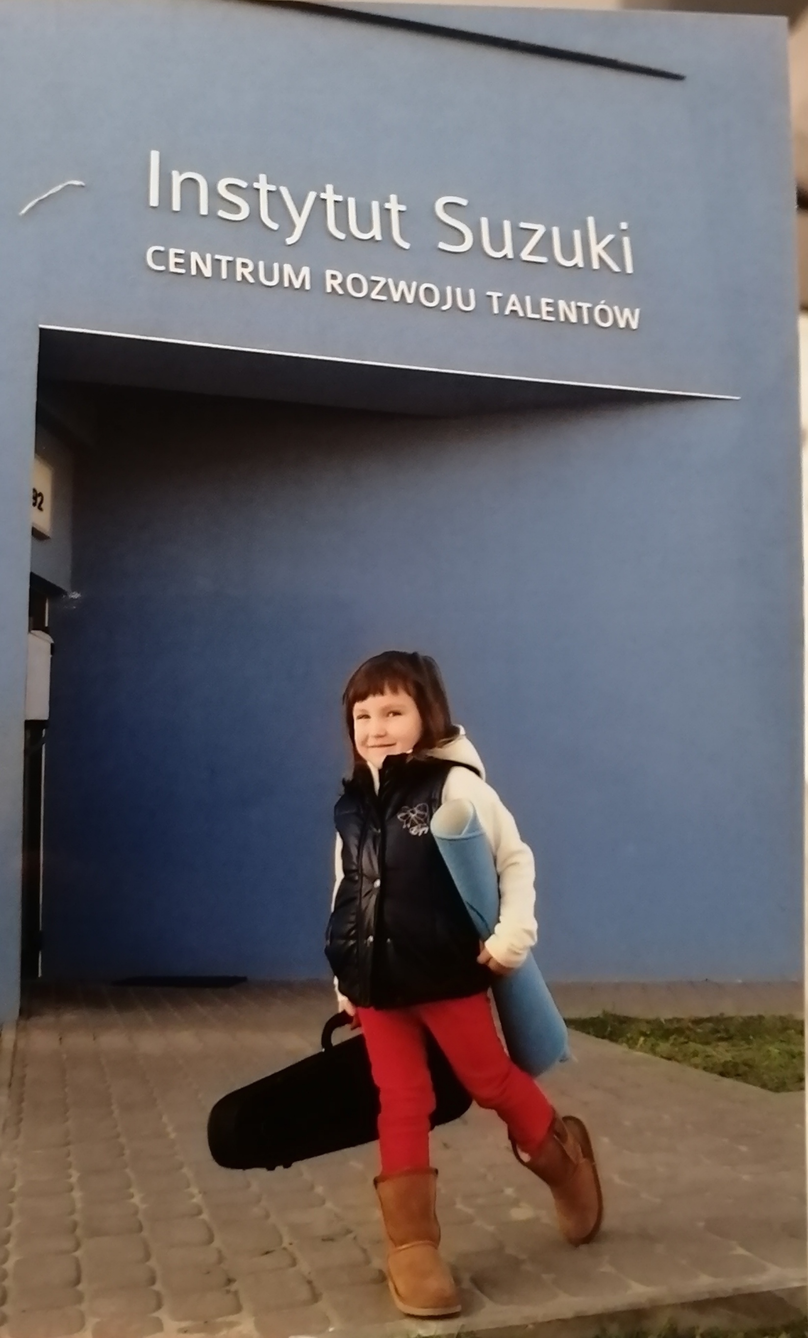 Kilkuletnia Julia pod Instytutem Suzuki