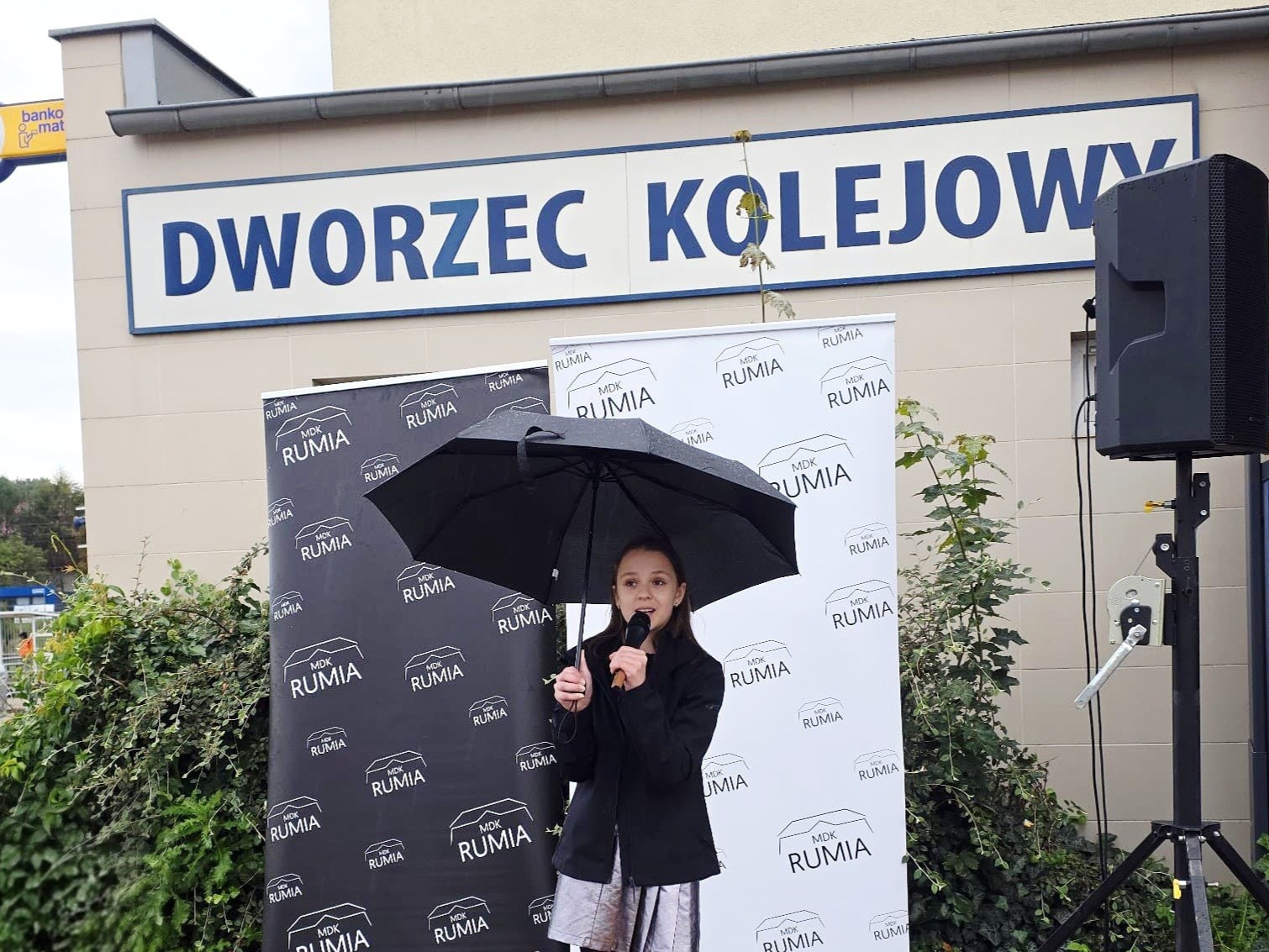 Występ Weroniki Gronau na dworcu w Rumi