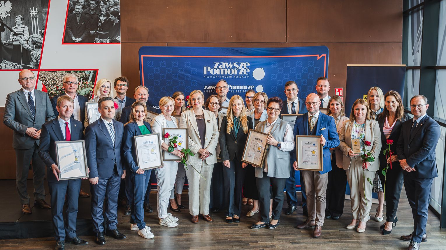 Tegoroczni laureaci konkursu wraz z organizatorami