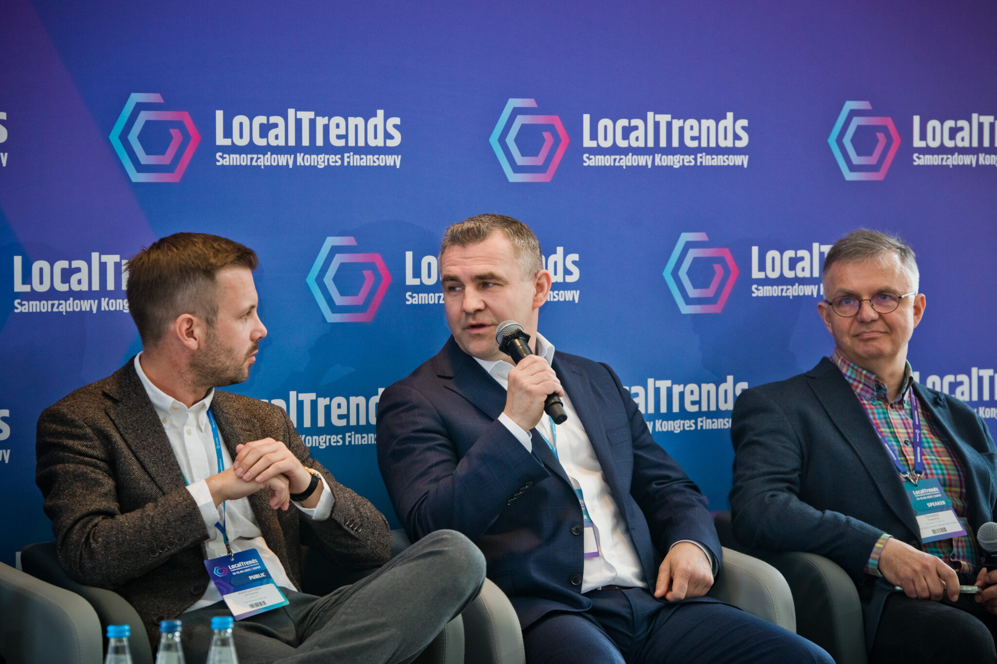 Z mikrofonem burmistrz Michał Pasieczny, źródło: localtrends.pl