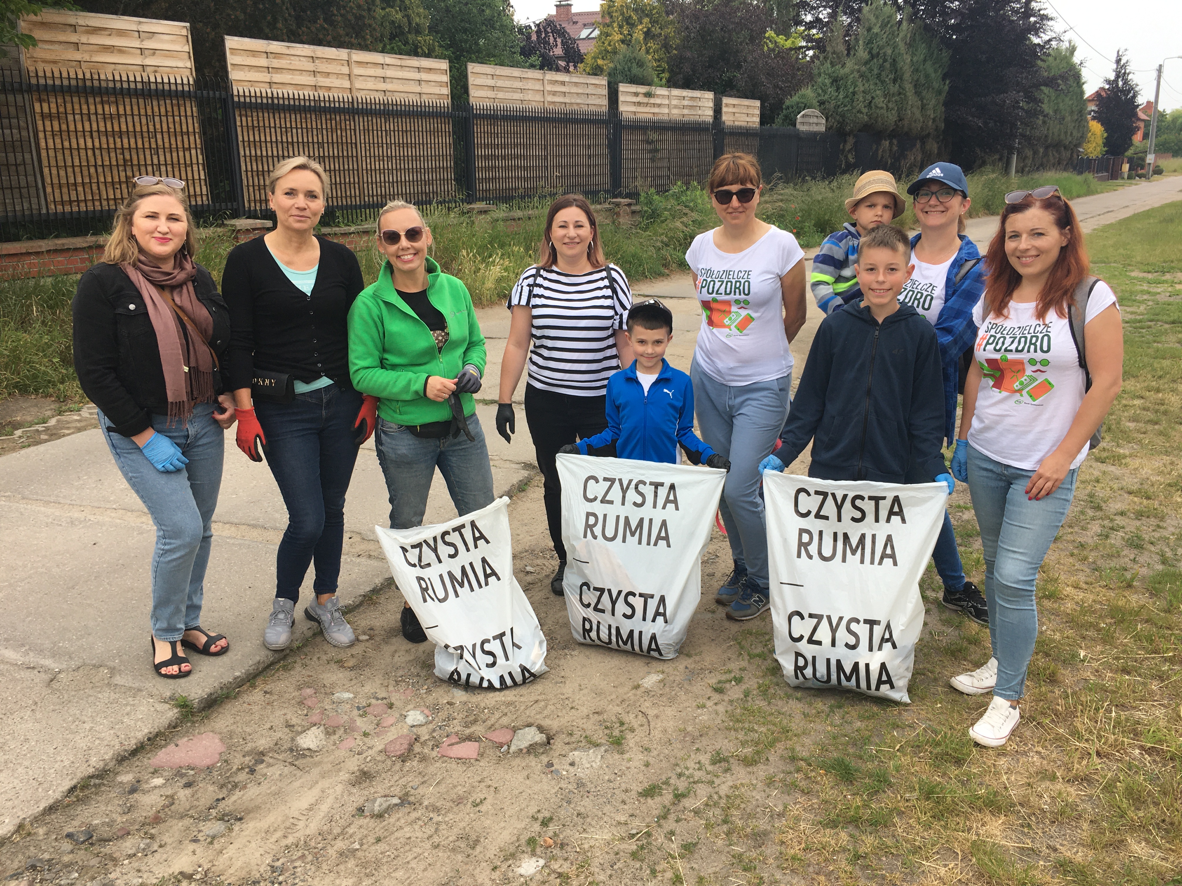 Pracownicy banku podczas akcji Czysta Rumia