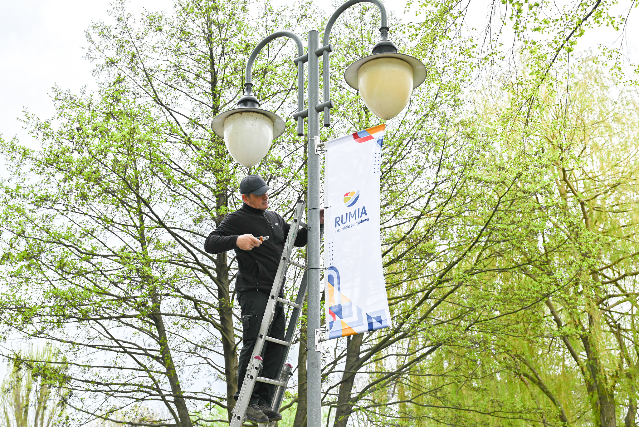 Montaż miejskich flag na terenie parku Starowiejskiego