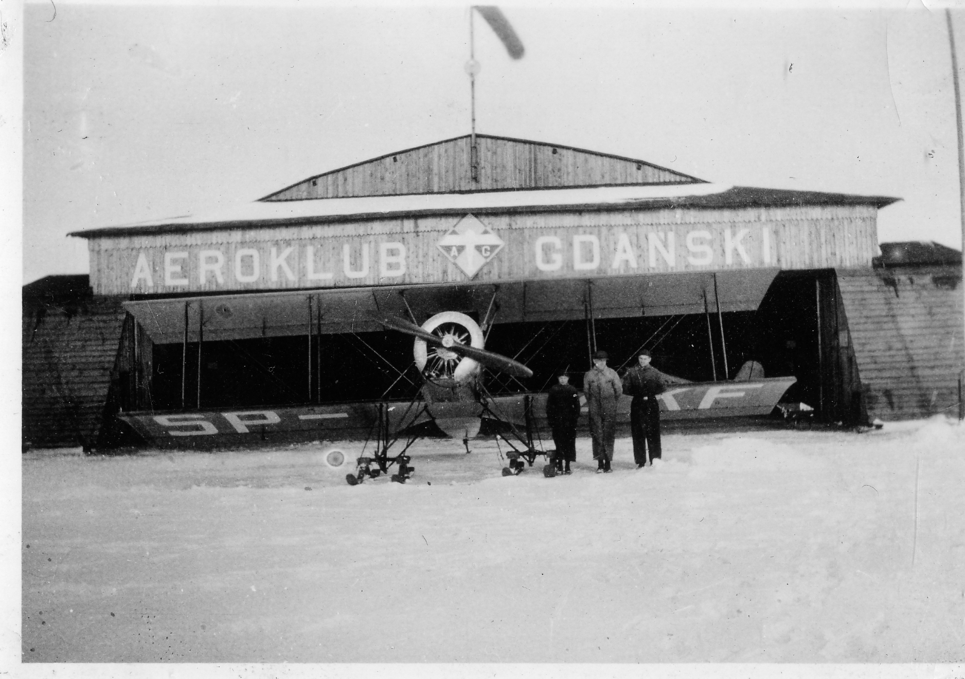 Hangar Aeroklubu Gdańskiego na lotnisku w Rumi, ze zbiorów A. Zarudzkiego