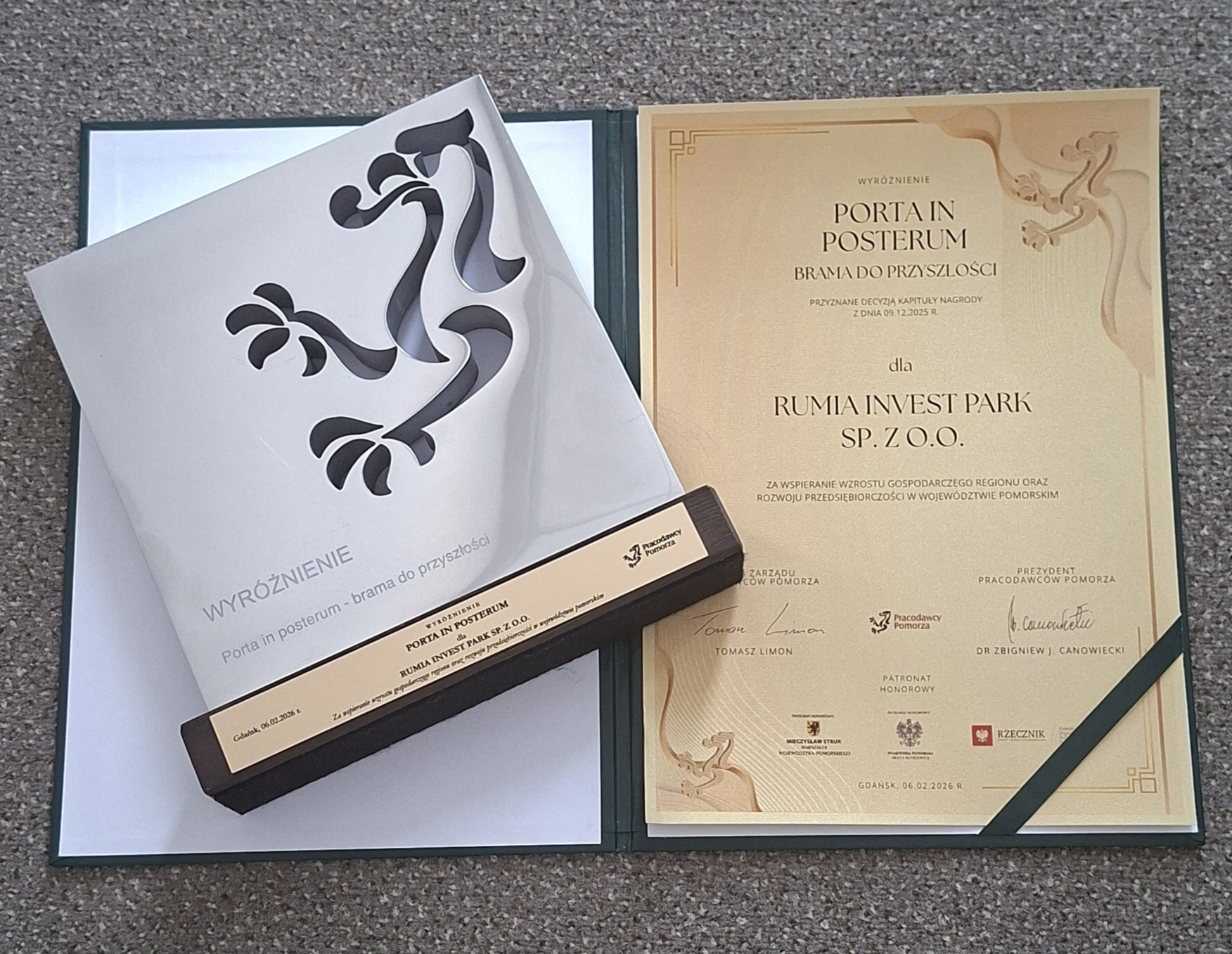 Nagroda i dyplom, które otrzymała miejska spółka