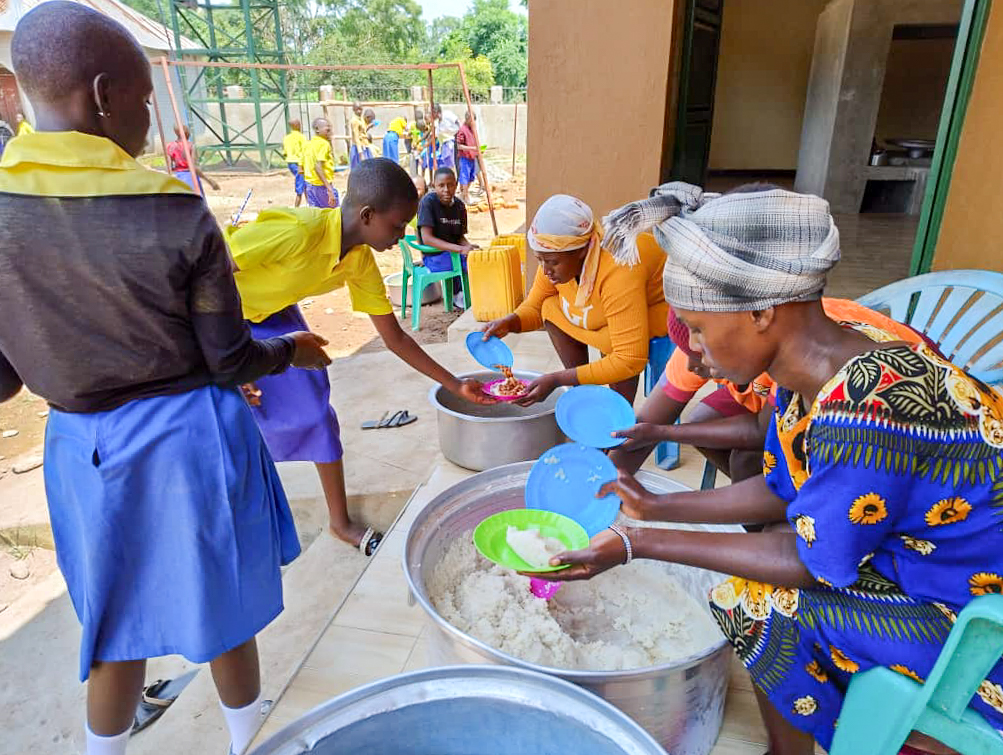 Wydawanie posiłków w przyszkolnej kuchni – źródło: s. Elżbieta Blok