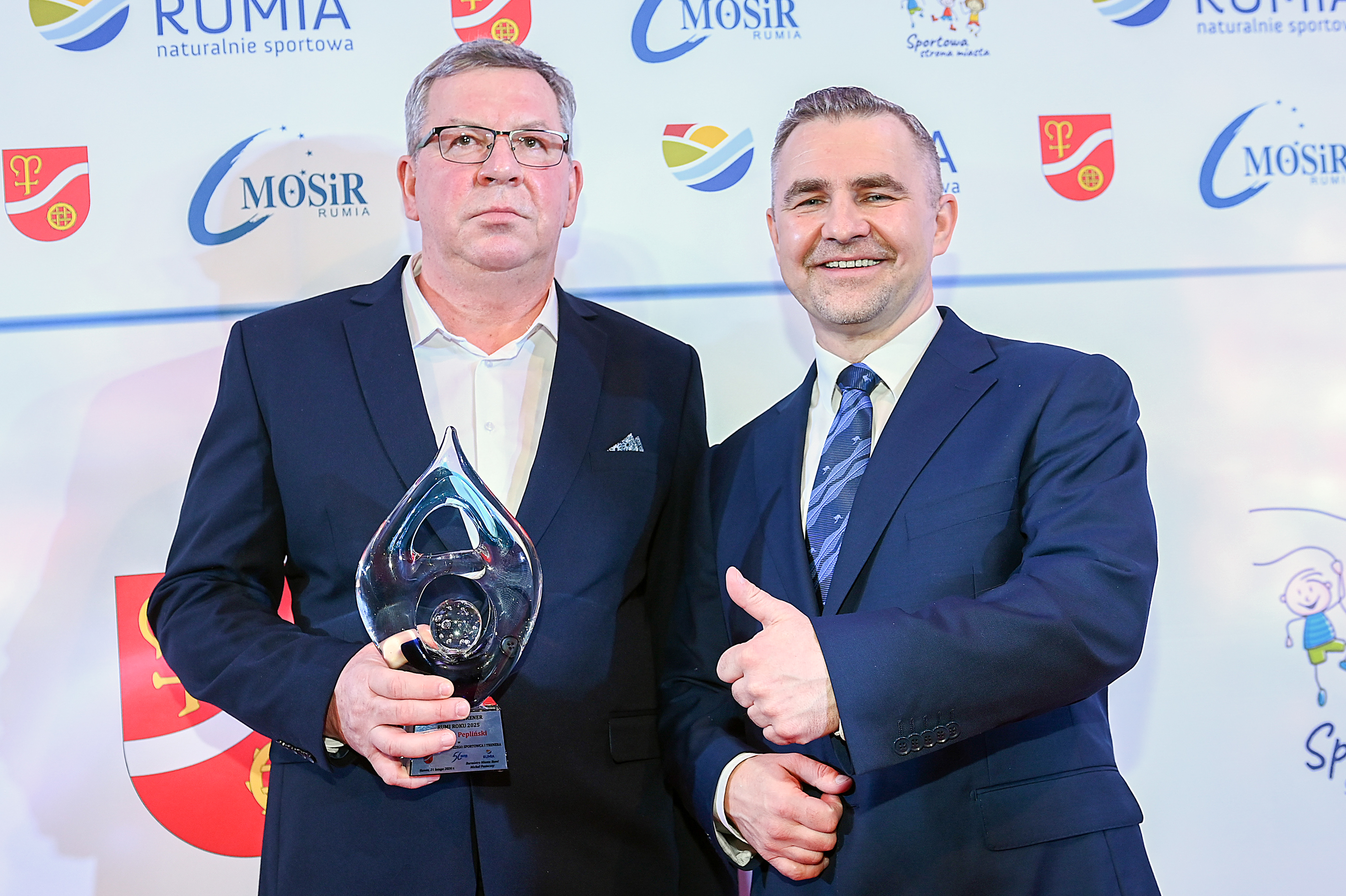 Burmistrz Michał Pasieczny z trenerem roku Tadeuszem Peplińskim