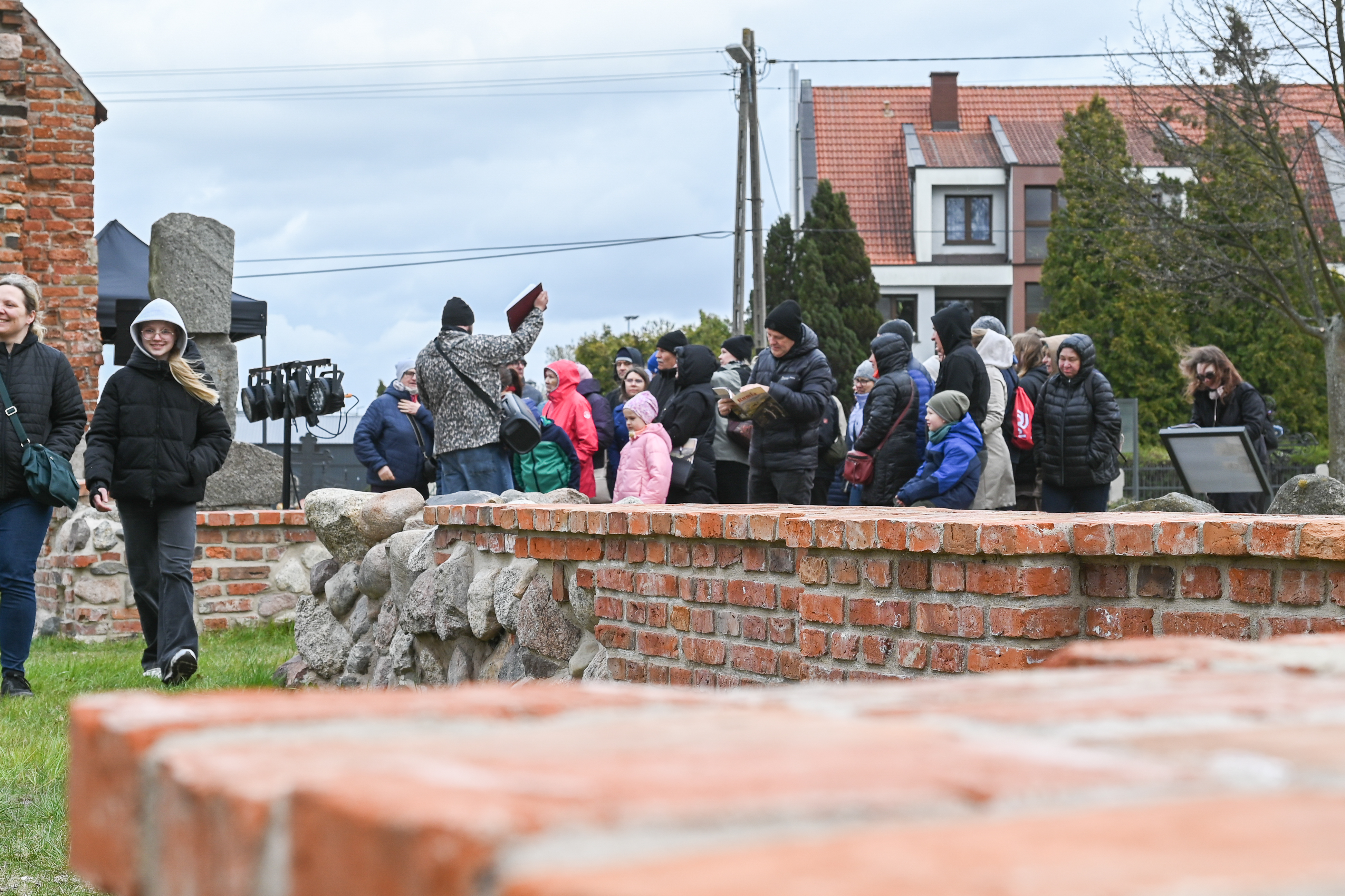 Zwiedzanie zrewitalizowanych ruin z przewodnikiem