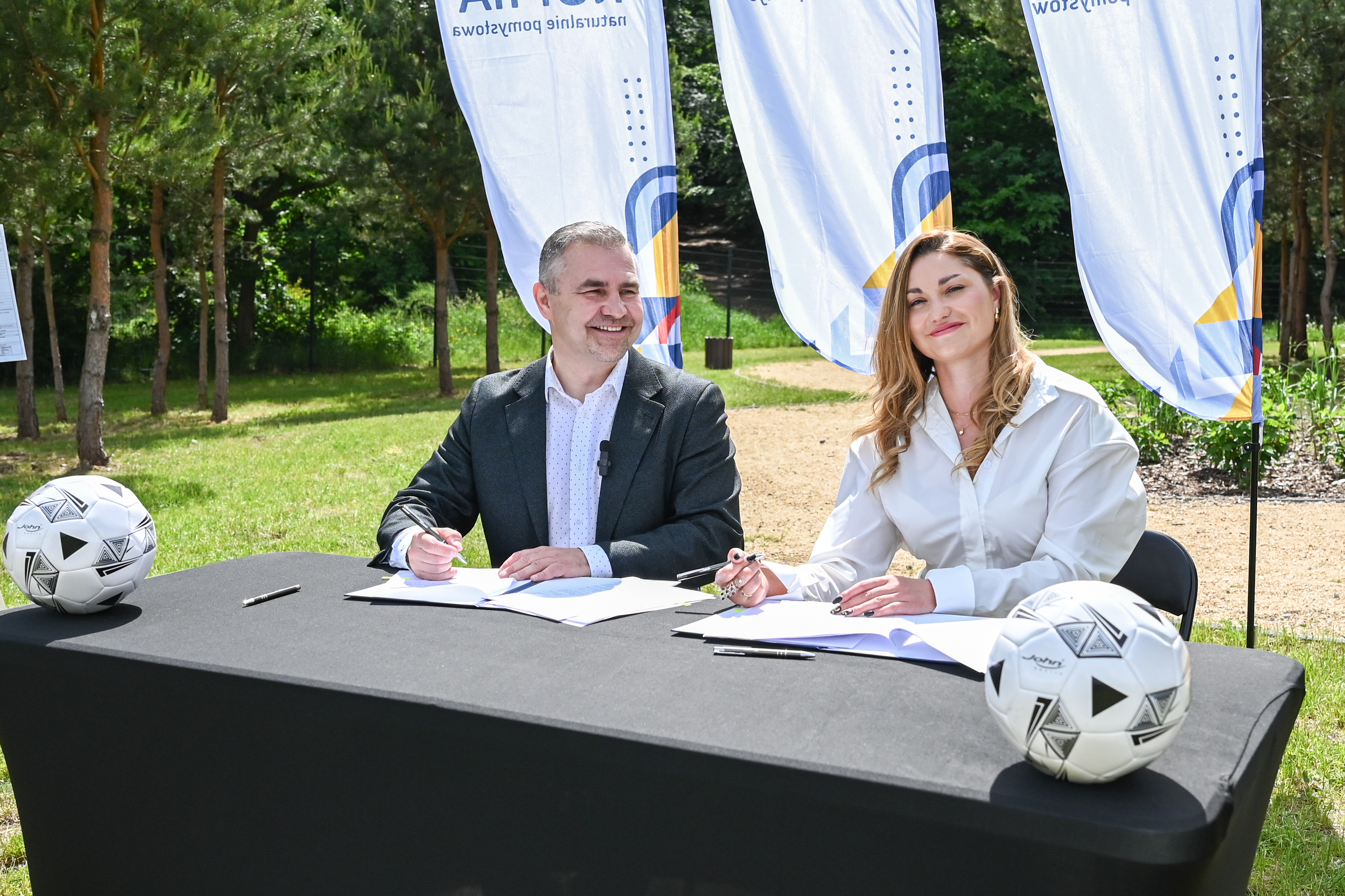 Burmistrz Michał Pasieczny i prezes spółki Magic-Garden. Obiekty Sportowe Kinga Kasztarynda-Gacek podpisujący umowę na realizację inwestycji przy ul. Kostki-Napierskiego