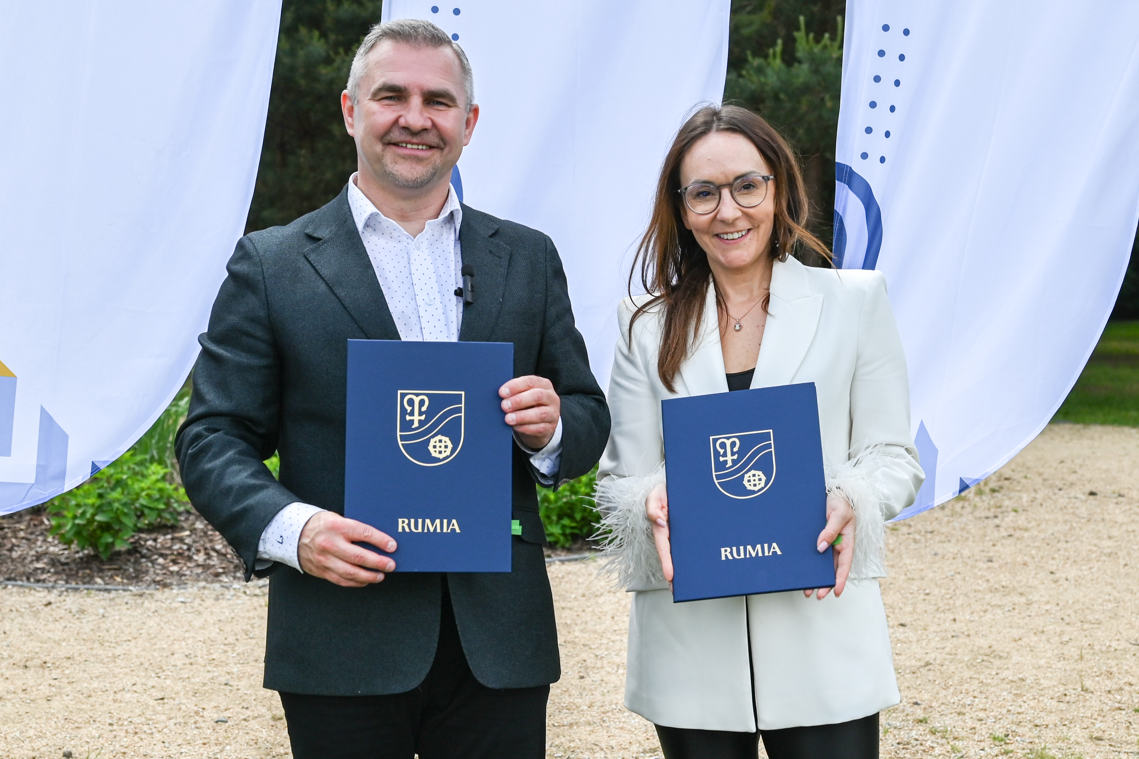 Burmistrz Michał Pasieczny i prokurent spółki Union Invest Kamila Żywicka po podpisaniu umowy na inwestycję przy Osiedlu Królewskim
