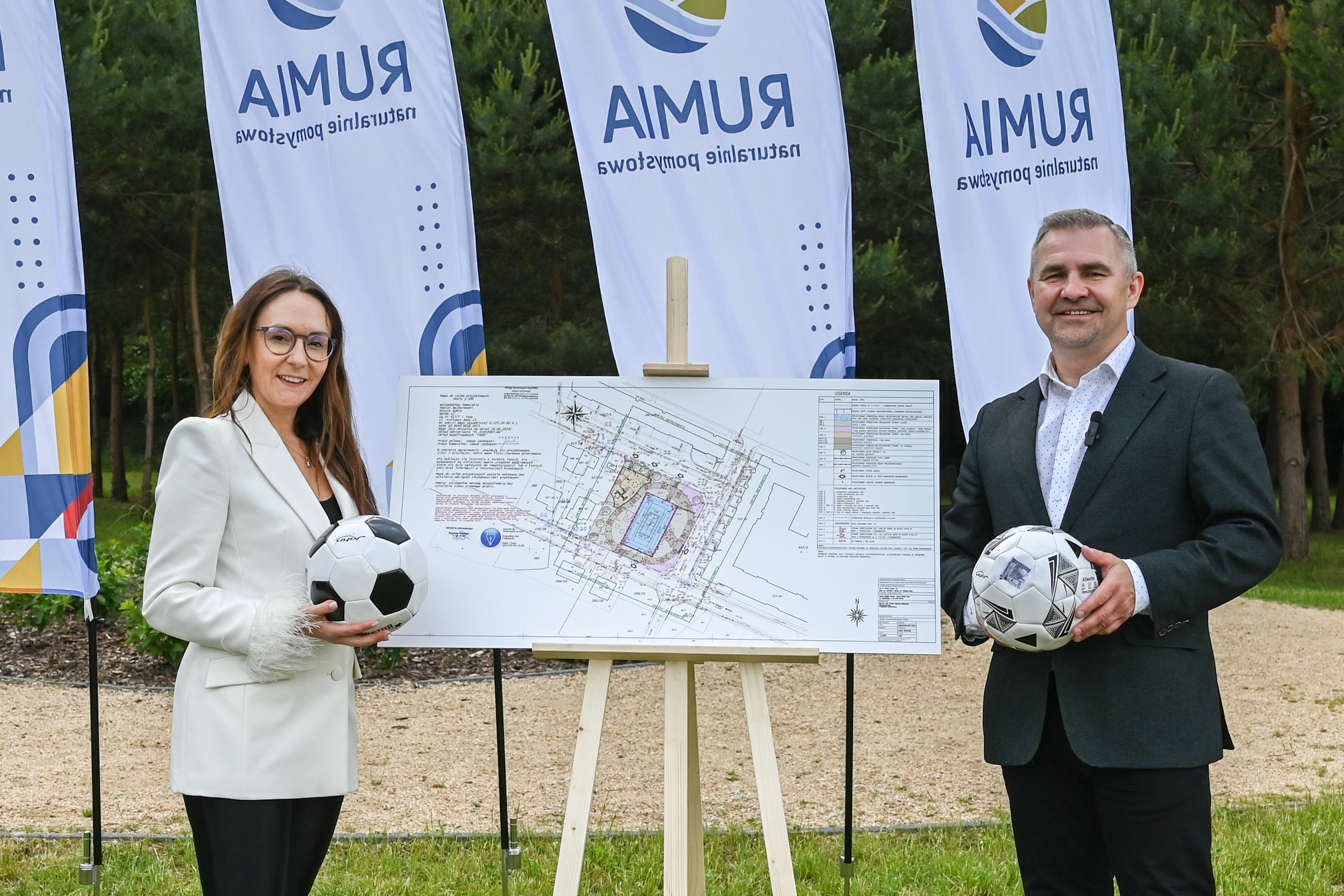 Burmistrz Michał Pasieczny i prokurent spółki Union Invest Kamila Żywicka przy koncepcji inwestycji realizowanej przy Osiedlu Królewskim