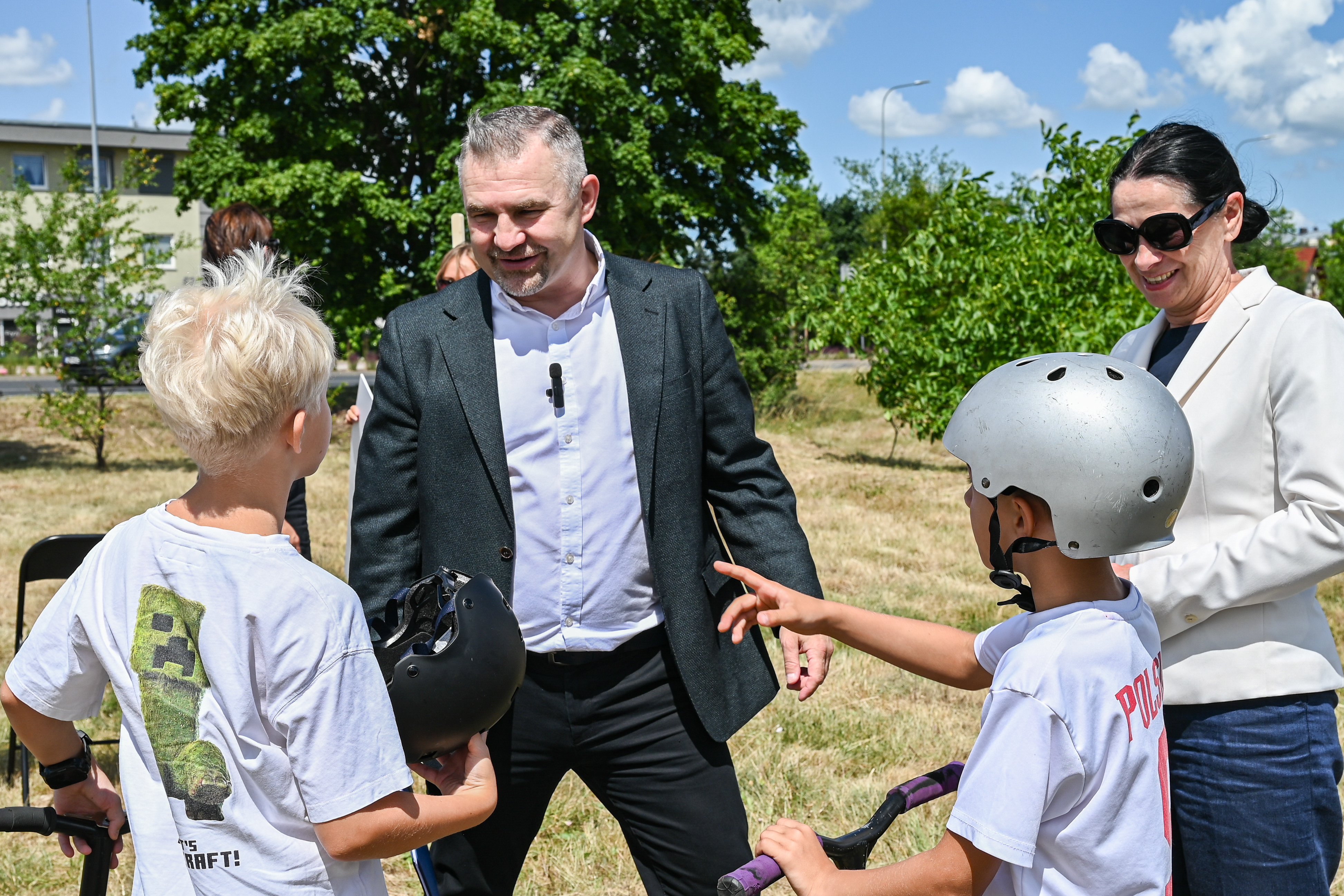 Przedstawiciele władz miasta z dziećmi korzystającymi na co dzień z Błoni Janowskich