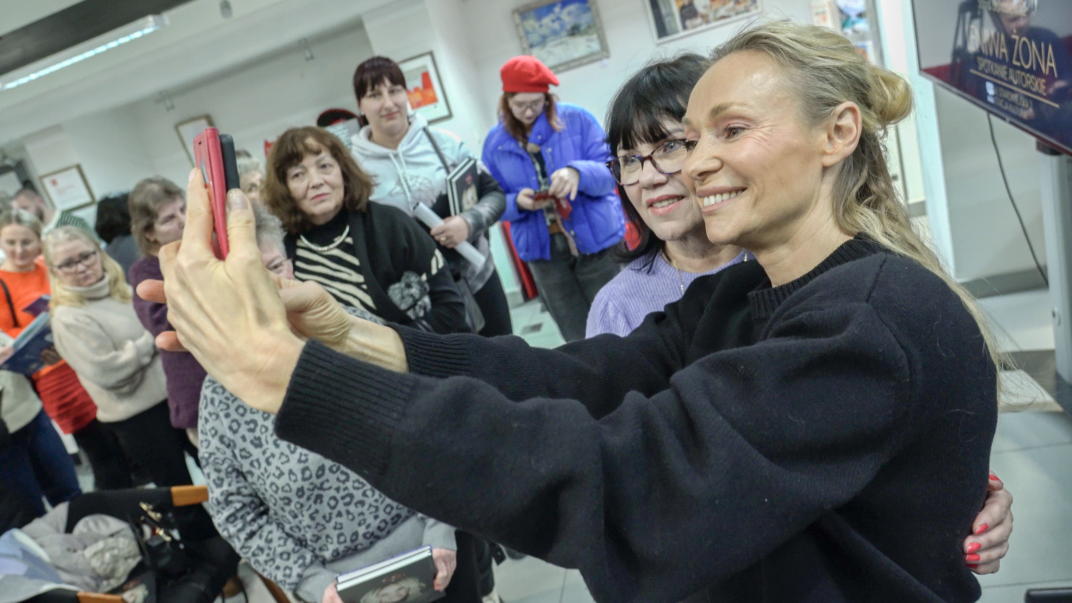 Po spotkaniu Sonia Bohosiewicz pozowała do wspólnych zdjęć z fanami. Fot. Daniel Zaputowicz/TV Rumia