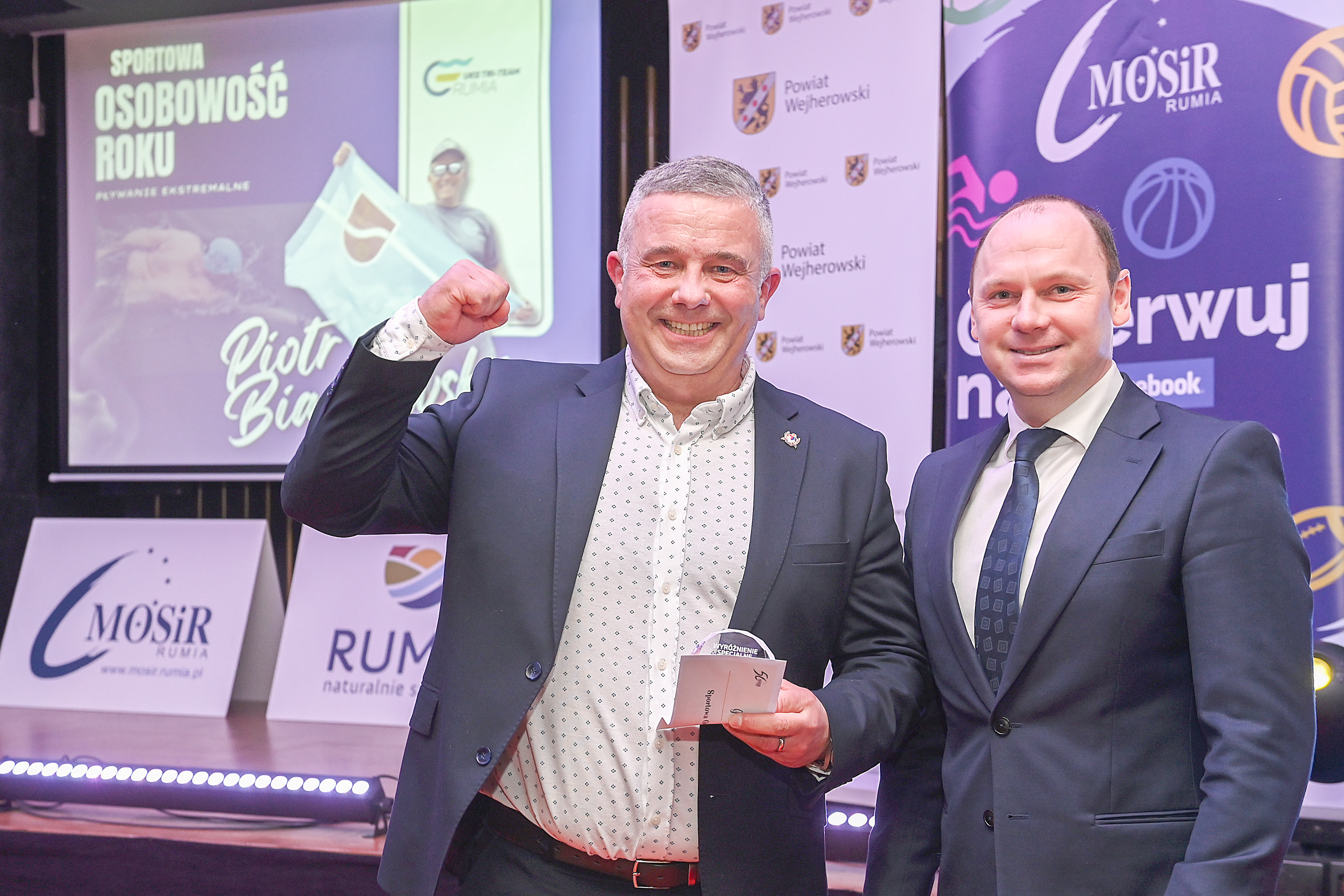 Laureatom wręczał nagrody rumski poseł Rafał Siemaszko – członek sejmowej Komisji Kultury Fizycznej, Sportu i Turystyki (KFS). Na zdjęciu z pływakiem ekstremalnym Piotrem Biankowskim (pierwszy od lewej), który zdobył tytuł sportowej osobowości roku