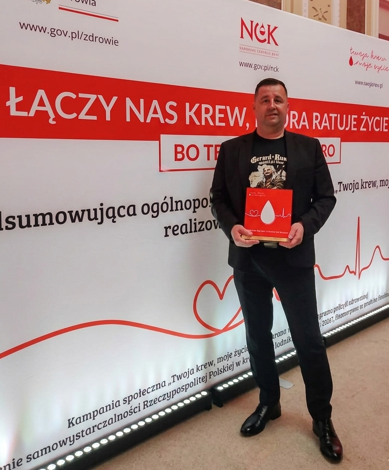 Wiceburmistrz Ariel Sinicki z otrzymaną przez miasto statuetką