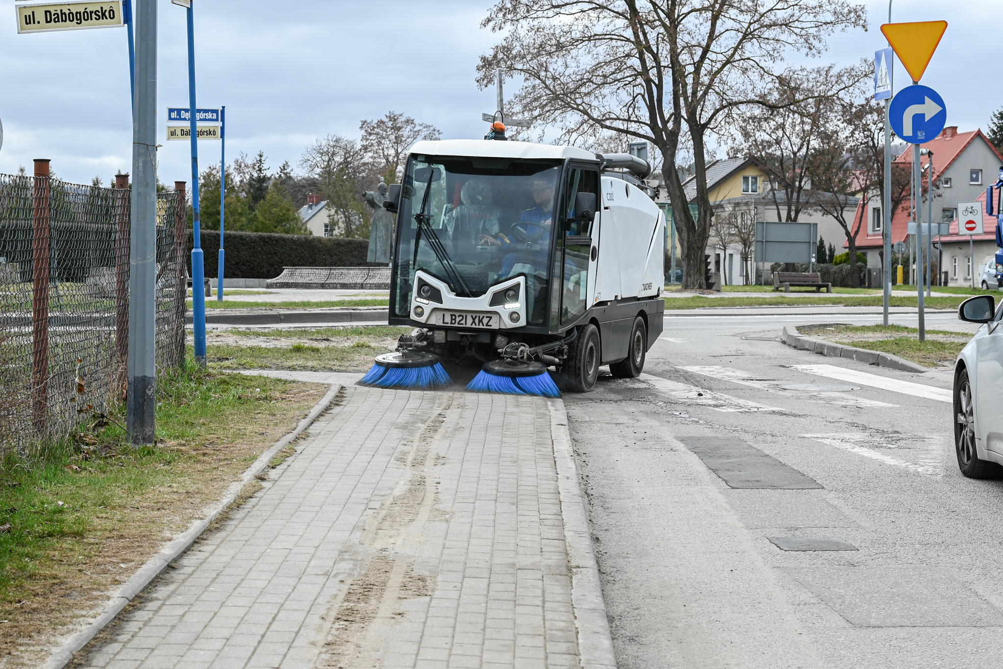 Zamiatarka PUK-u oczyszczająca ulice m.in. z pozimowego piasku