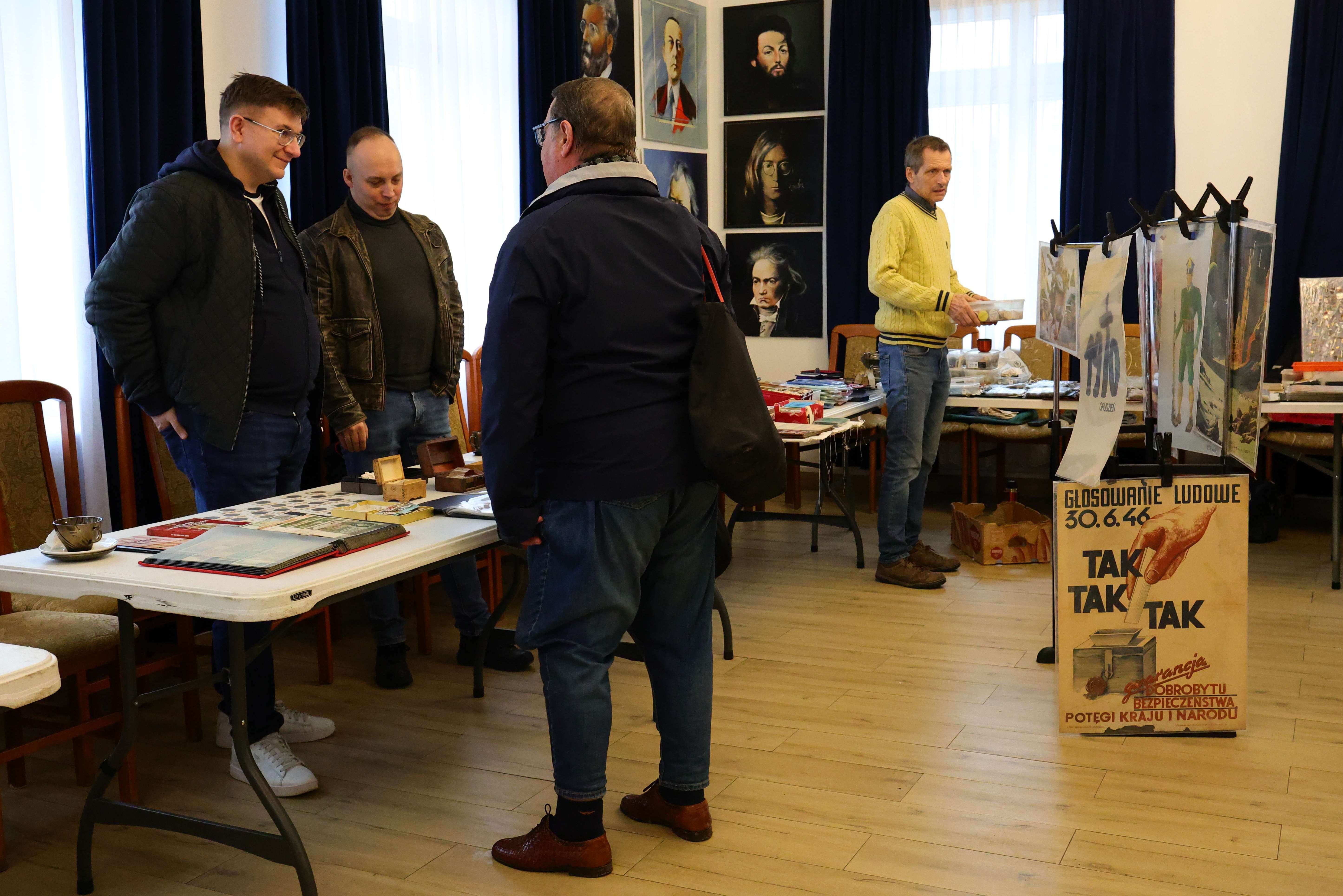 Uczestnicy wydarzenia, pierwszy od lewej sekretarz miasta i prywatnie kolekcjoner Marcin Kurkowski 