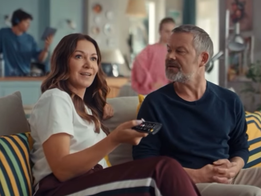 Karolina Kalina w reklamie Polsat Box gra żonę Jacka Braciaka – źródło: stopklatka z materiału zamieszczonego w serwisie YouTube