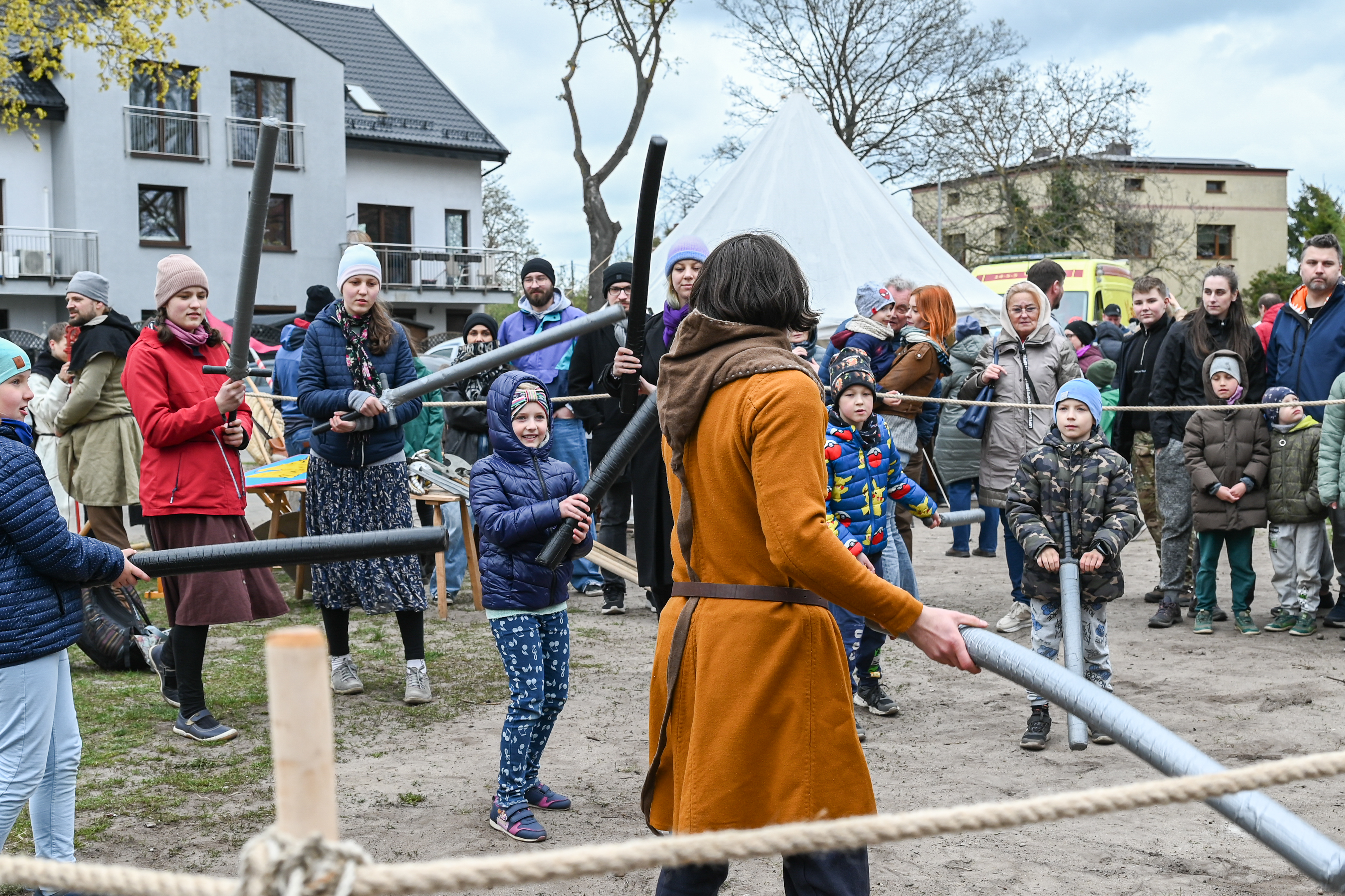 Jedną z atrakcji był ring, w którym można było spróbować walki piankowymi mieczami