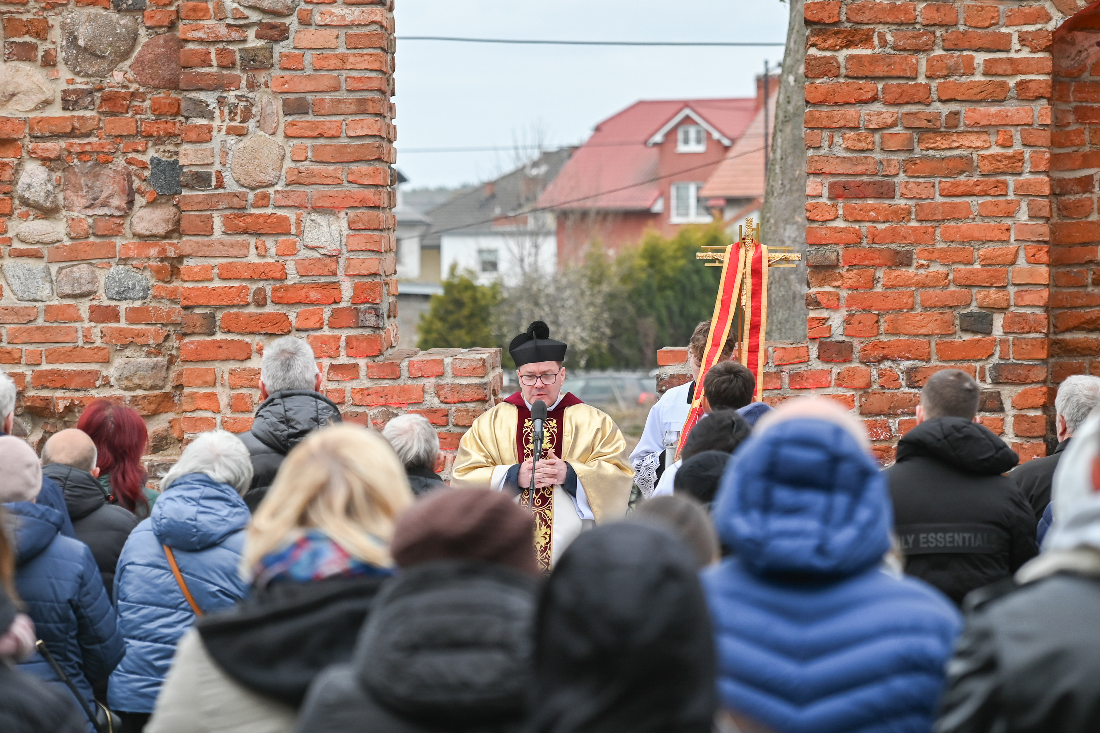 Odprawiana w ruinach kościoła msza święta