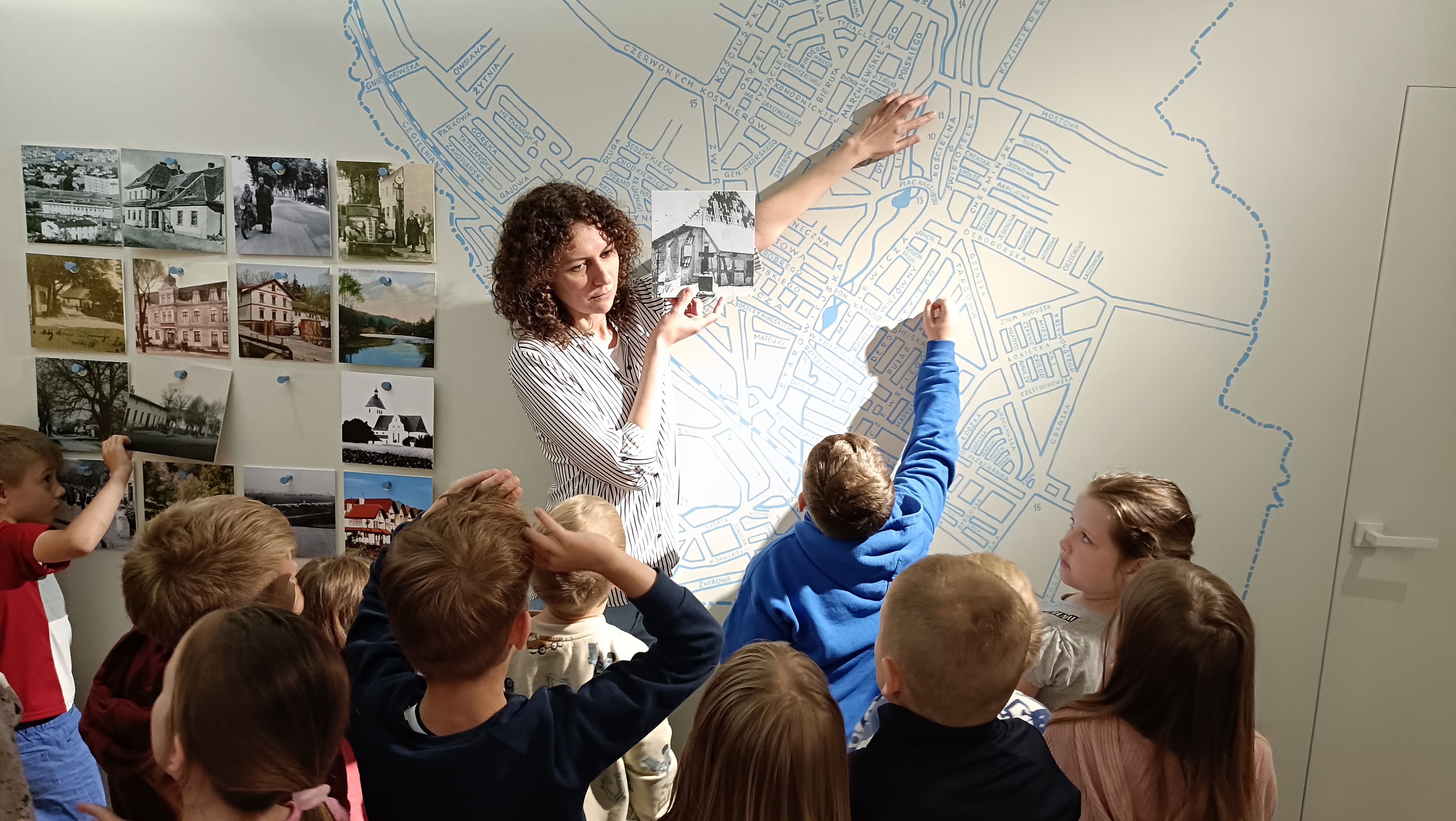 Podczas szkolnych wycieczek uczniów oprowadzają i edukują pracownicy biblioteki