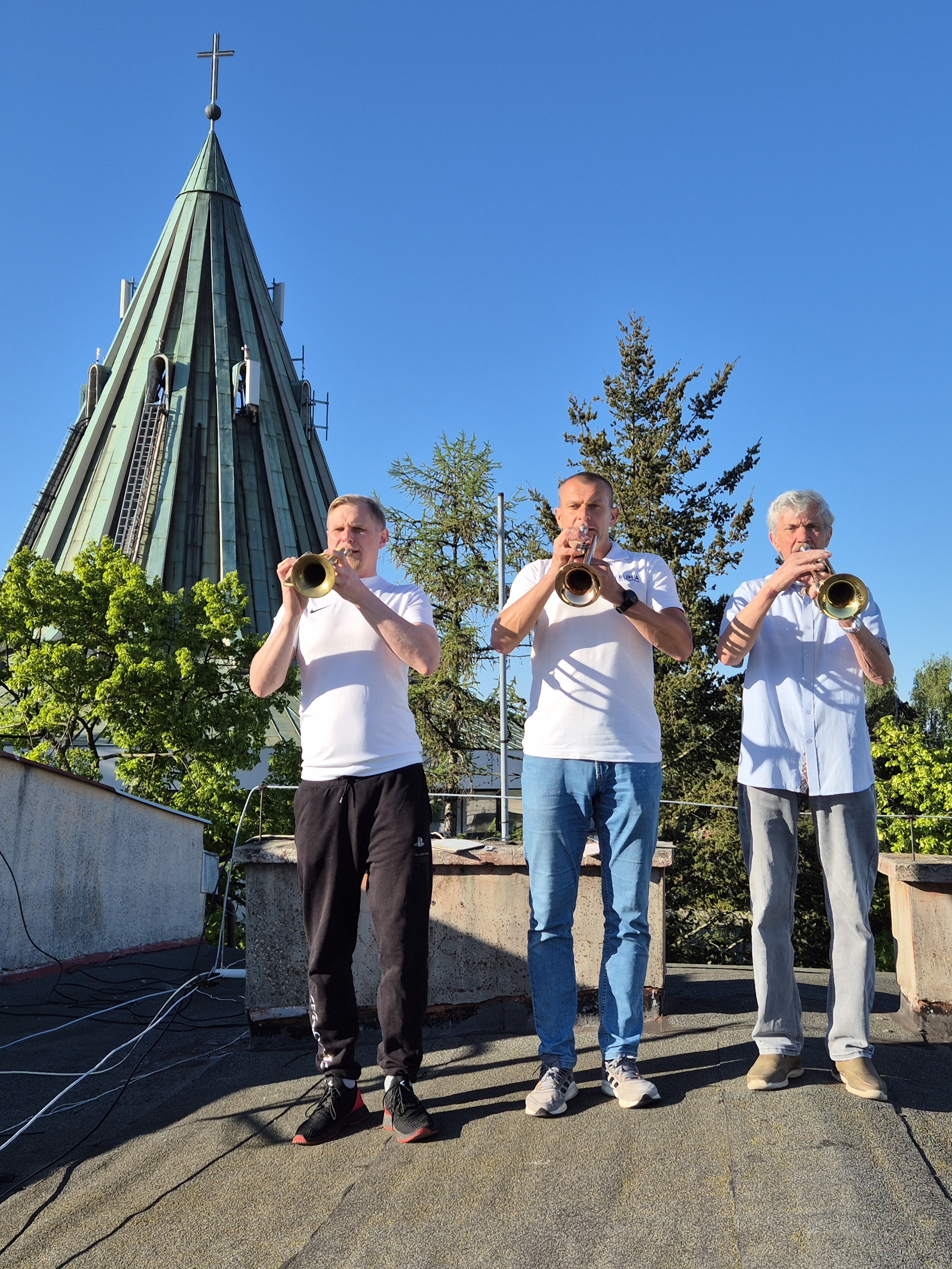 Trębacze z orkiestry podczas majowego grania na dachu sanktuarium, od lewej: Paweł Kwidziński, Grzegorz Grinholc, Tadeusz Grucza